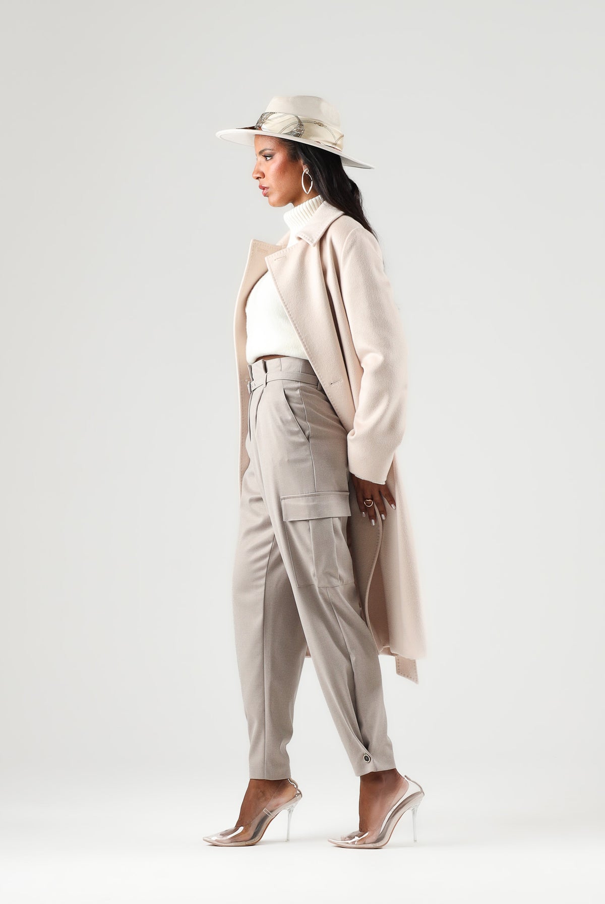 SIMONA CORSELLINI Pantalone beige per donna con gamba barrel e ampie tasche laterali. A26CPPAW0501 V0796 SIMONA CORSELLINI