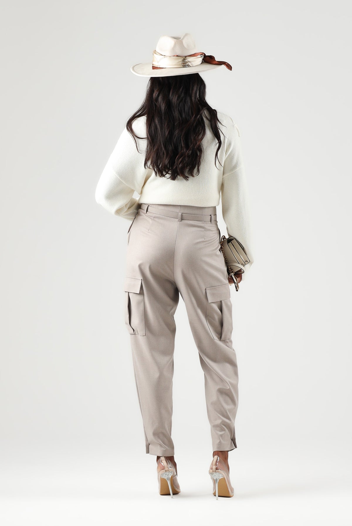 SIMONA CORSELLINI Pantalone beige per donna con gamba barrel e ampie tasche laterali. A26CPPAW0501 V0796 SIMONA CORSELLINI