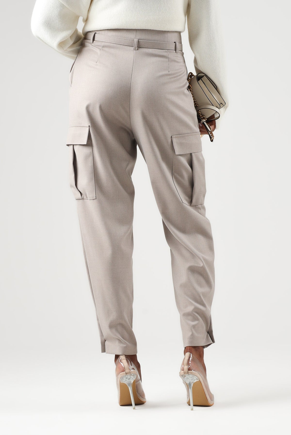 SIMONA CORSELLINI Pantalone beige per donna con gamba barrel e ampie tasche laterali. A26CPPAW0501 V0796 SIMONA CORSELLINI