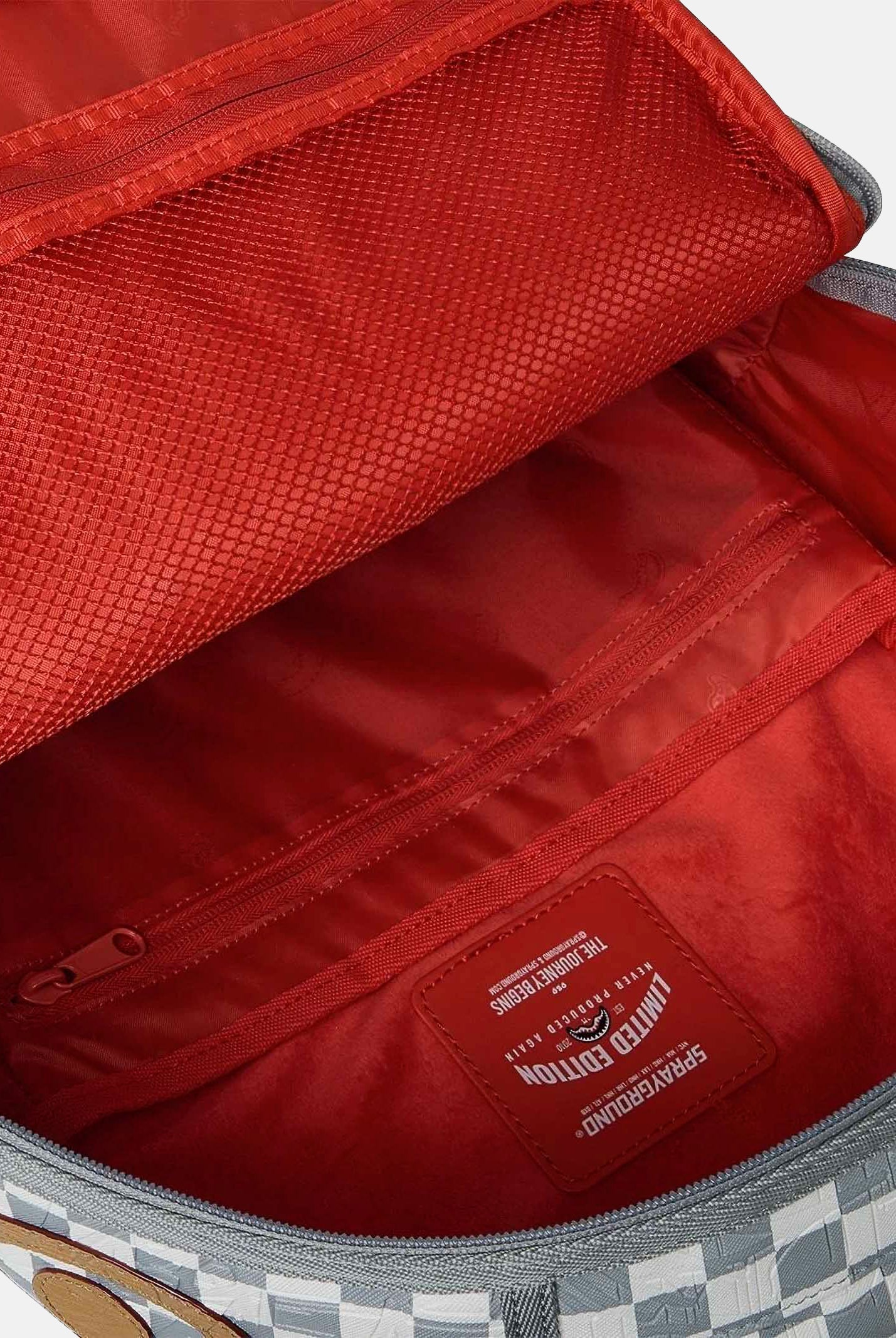 SPRAYGROUND Zaino EMBOSSED CREAM CHECK crema-grigio per uomo, donna e bambino con dettagli shark mouth embossati. 910B8593NSZ . SPRAYGROUND