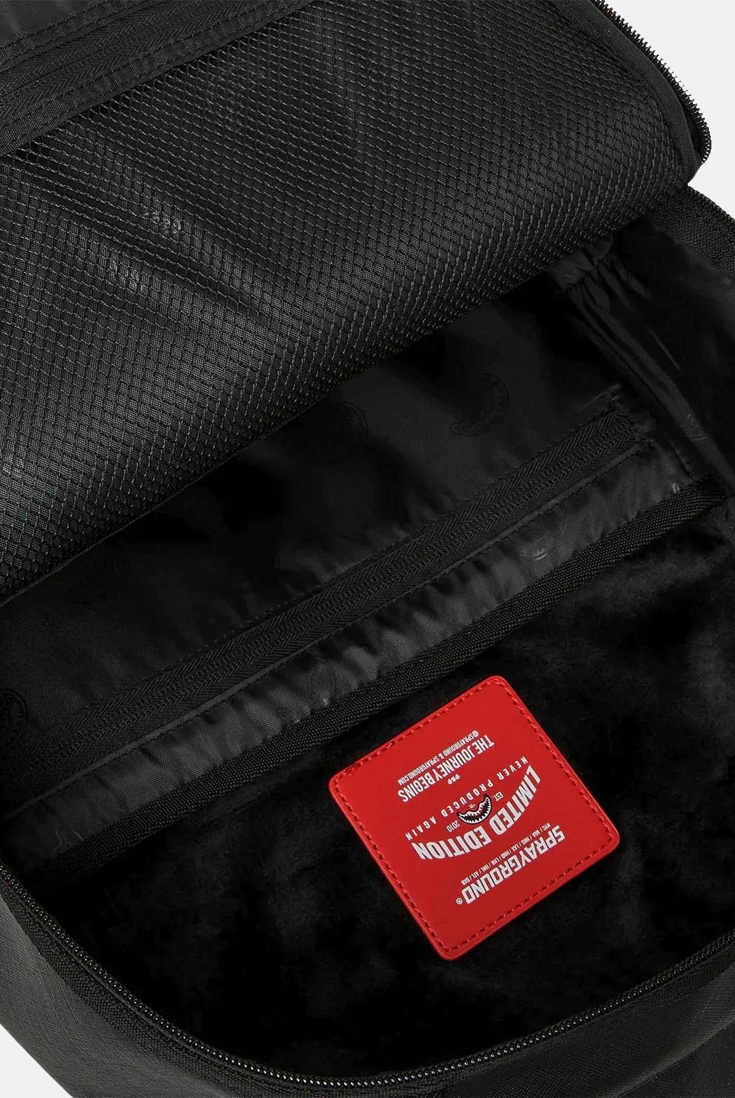 SPRAYGROUND Zaino BLACKED OUT EMBOSSED nero per uomo, donna e bambino con motivo Shark Mouth 910B9325NSZ . SPRAYGROUND