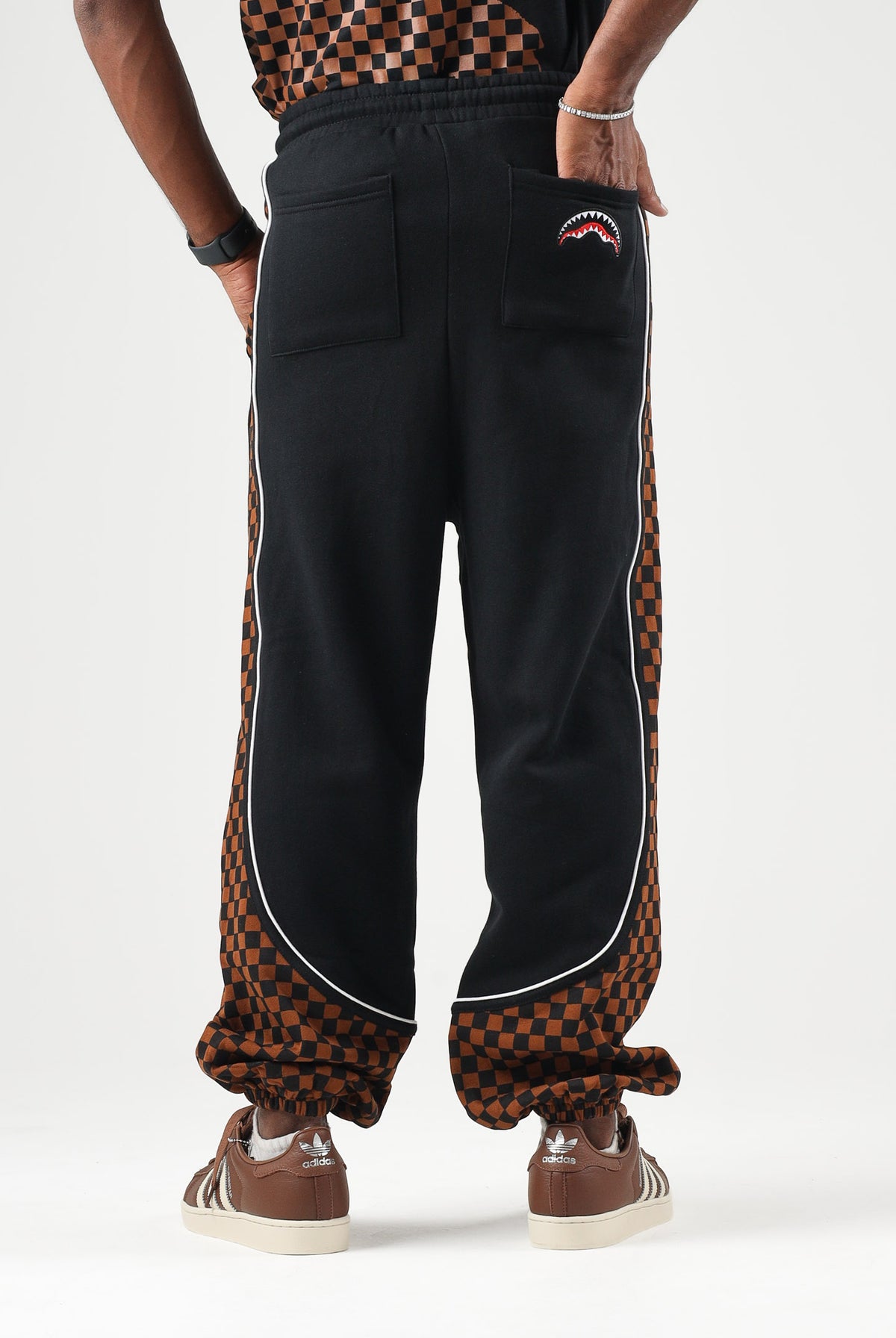 SPRAYGROUND Pantaloni neri per uomo e donna con comodo elastico in vita e dettagli con motivo a scacchi SP934G . SPRAYGROUND