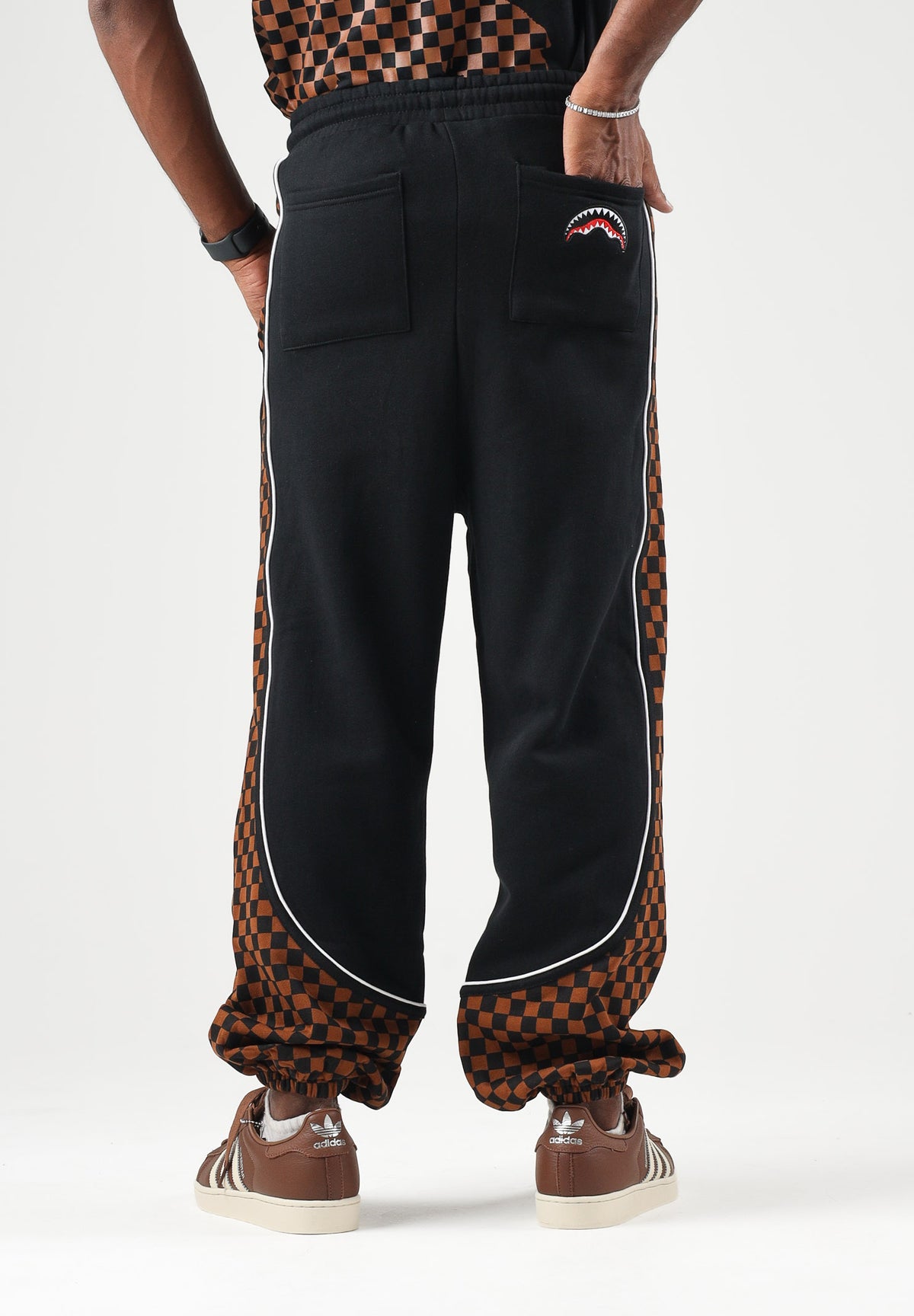 SPRAYGROUND Pantaloni neri per uomo e donna con comodo elastico in vita e dettagli con motivo a scacchi SP934G . SPRAYGROUND