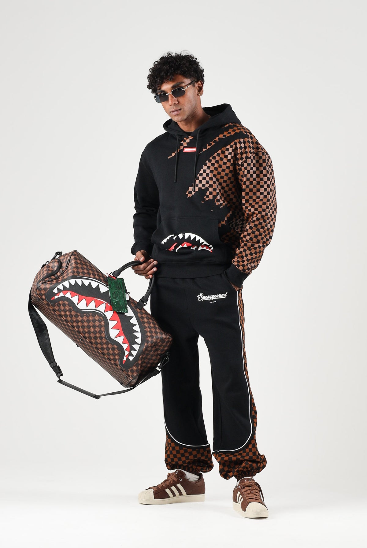 SPRAYGROUND Pantaloni neri per uomo e donna con comodo elastico in vita e dettagli con motivo a scacchi SP934G . SPRAYGROUND