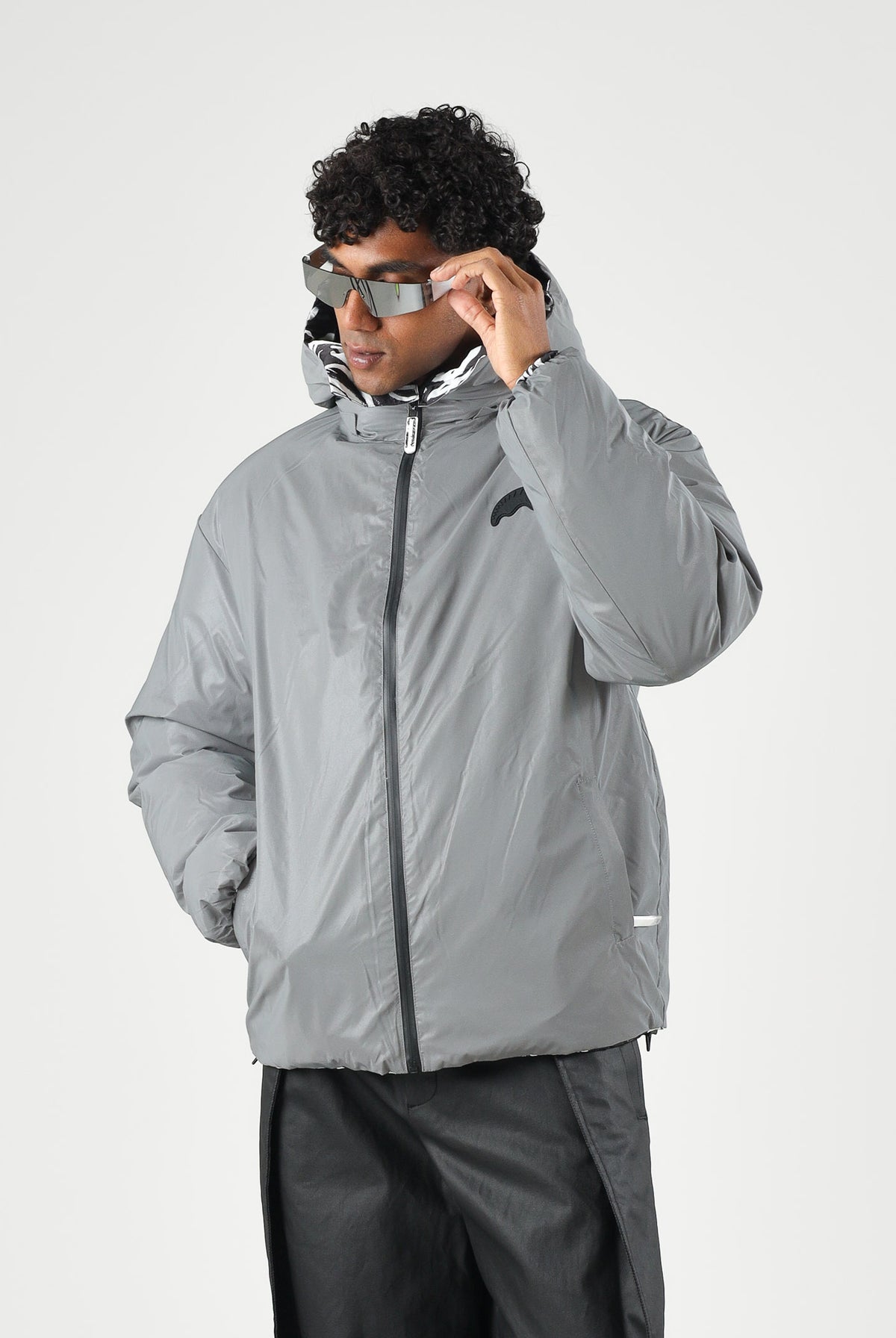 SPRAYGROUND Piumino grigio reversibile per uomo e donna con cappuccio regolabile, chiusura frontale con zip SP942 . SPRAYGROUND