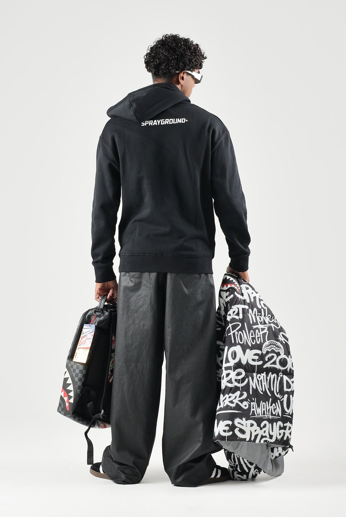 SPRAYGROUND Felpa con cappuccio nero per uomo e donna con tasca centrale e iconico dettaglio grafico frontale. SP946GBLK . SPRAYGROUND