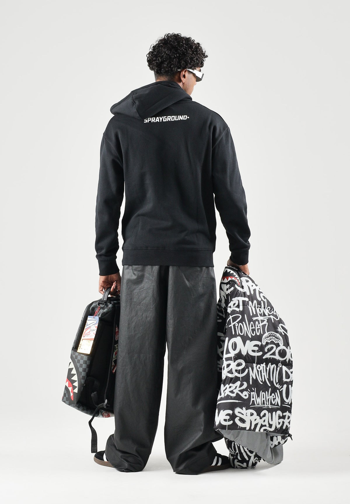 SPRAYGROUND Felpa con cappuccio nero per uomo e donna con tasca centrale e iconico dettaglio grafico frontale. SP946GBLK . SPRAYGROUND