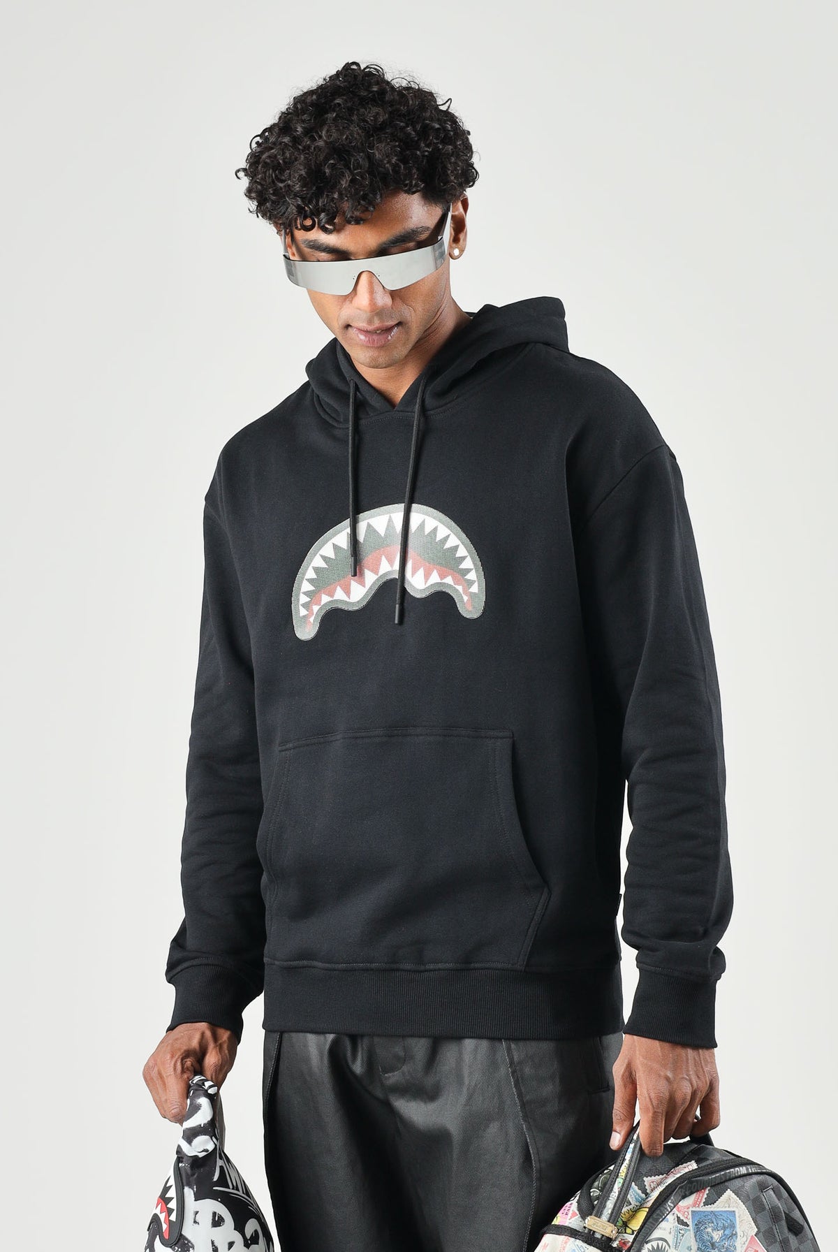 SPRAYGROUND Felpa con cappuccio nero per uomo e donna con tasca centrale e iconico dettaglio grafico frontale. SP946GBLK . SPRAYGROUND