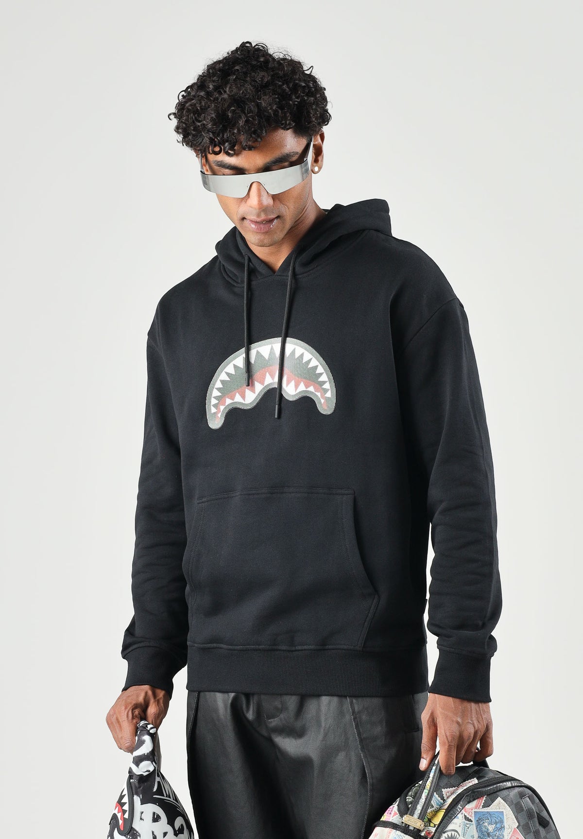 SPRAYGROUND Felpa con cappuccio nero per uomo e donna con tasca centrale e iconico dettaglio grafico frontale. SP946GBLK . SPRAYGROUND