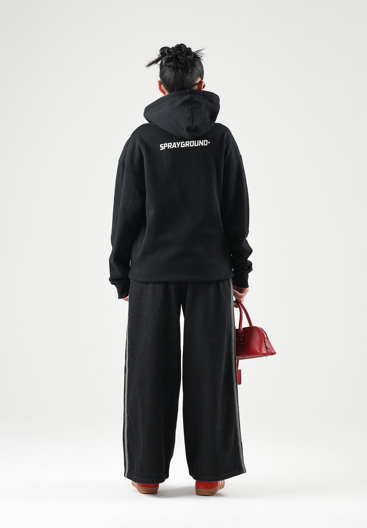 SPRAYGROUND Felpa con cappuccio nero per uomo e donna con tasca centrale e iconico dettaglio grafico frontale. SP946GBLK . SPRAYGROUND