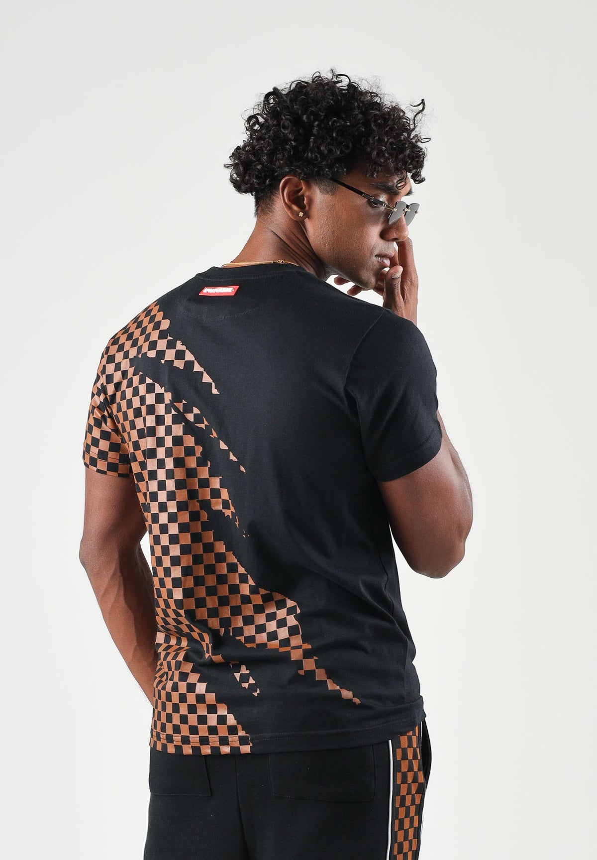 SPRAYGROUND T-shirt manica corta SHARK CHECK nero e arancione per uomo e donna SP950 . SPRAYGROUND