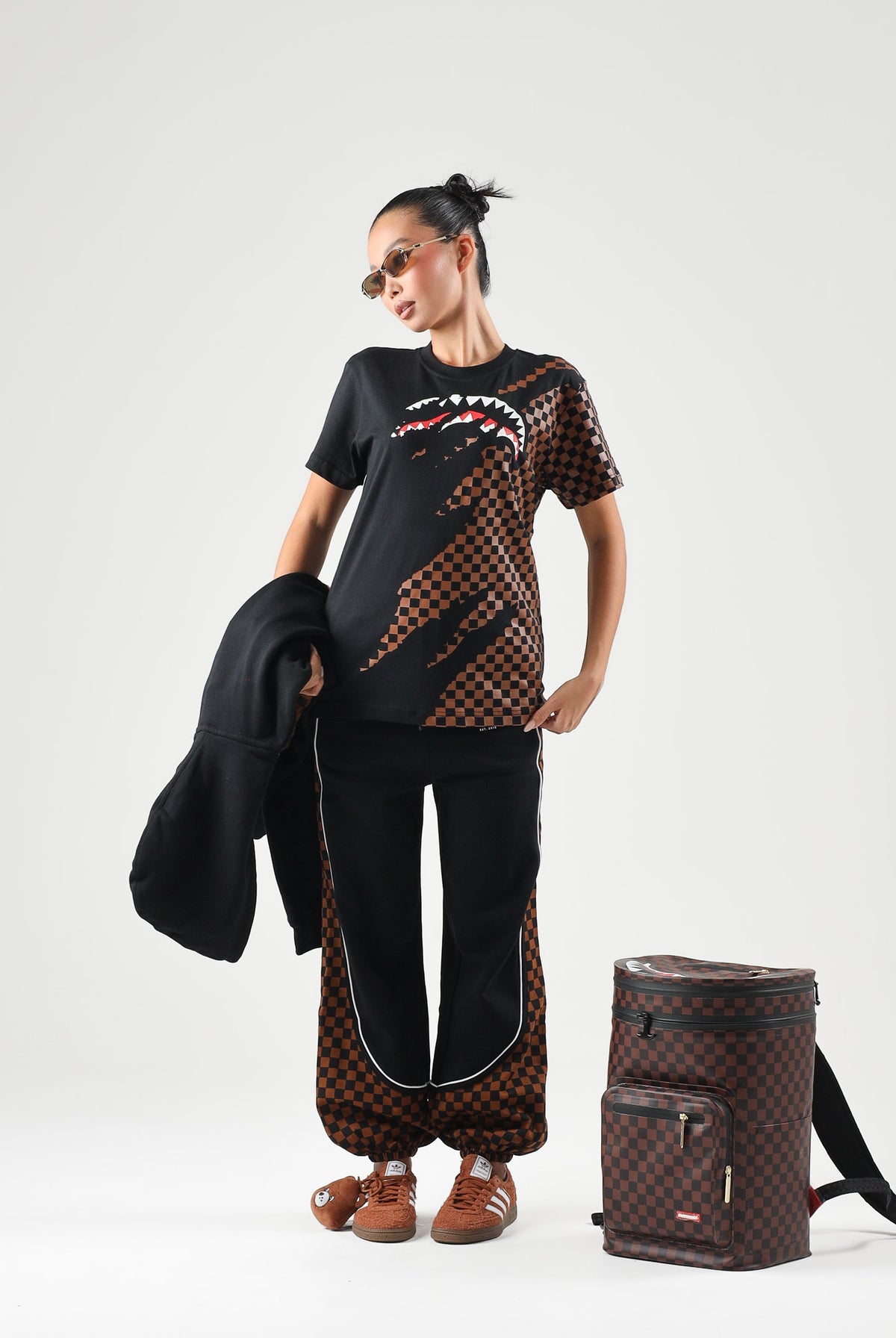 SPRAYGROUND T-shirt manica corta SHARK CHECK nero e arancione per uomo e donna SP950 . SPRAYGROUND