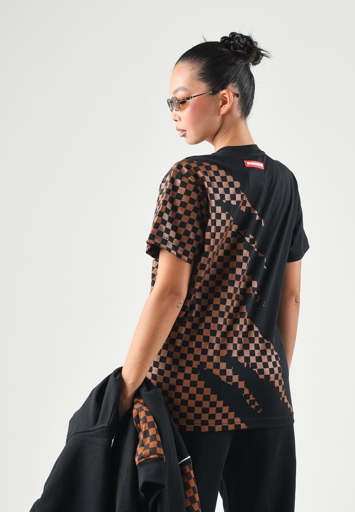 SPRAYGROUND T-shirt manica corta SHARK CHECK nero e arancione per uomo e donna SP950 . SPRAYGROUND