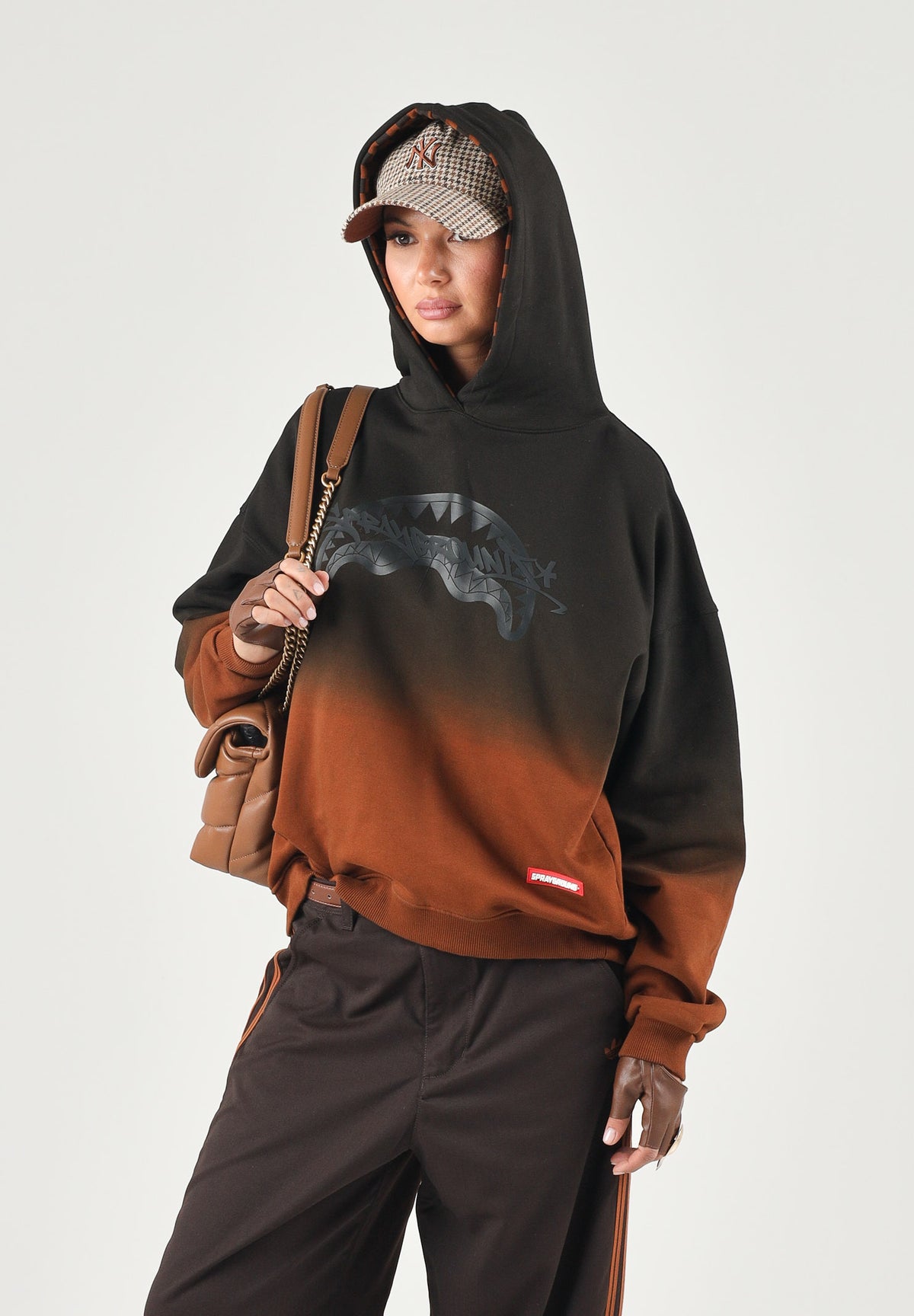 SPRAYGROUND Felpa con cappuccio OMBRE HOODIE nera per uomo e donna con sfumatura bicolore. SP956G . SPRAYGROUND