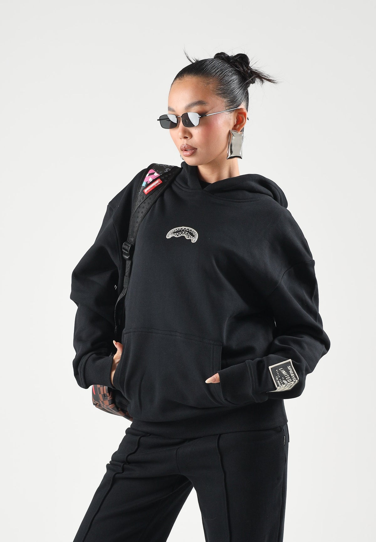 SPRAYGROUND Felpa con cappuccio nero per uomo e donna con minimalista dettaglio grafico sul petto. SP965BLK . SPRAYGROUND