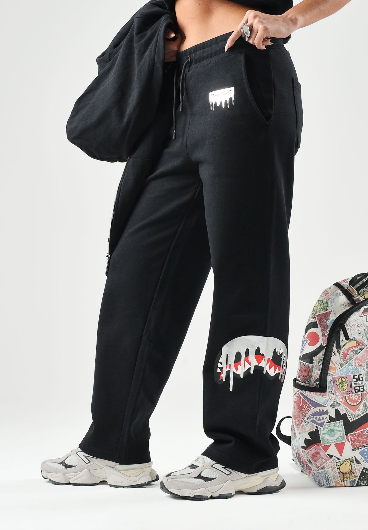 SPRAYGROUND Pantaloni neri per uomo e donna con comodo elastico in vita e dettagli grafici distintivi lungo la gamba. SP995GBLK . SPRAYGROUND