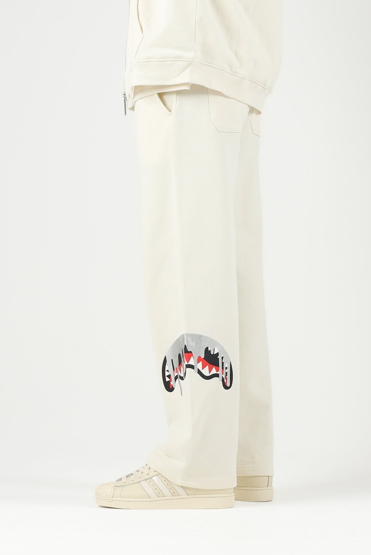 SPRAYGROUND Pantaloni panna per uomo e donna con comodo elastico in vita e dettagli grafici distintivi lungo la gamba. SP995GIVO . SPRAYGROUND