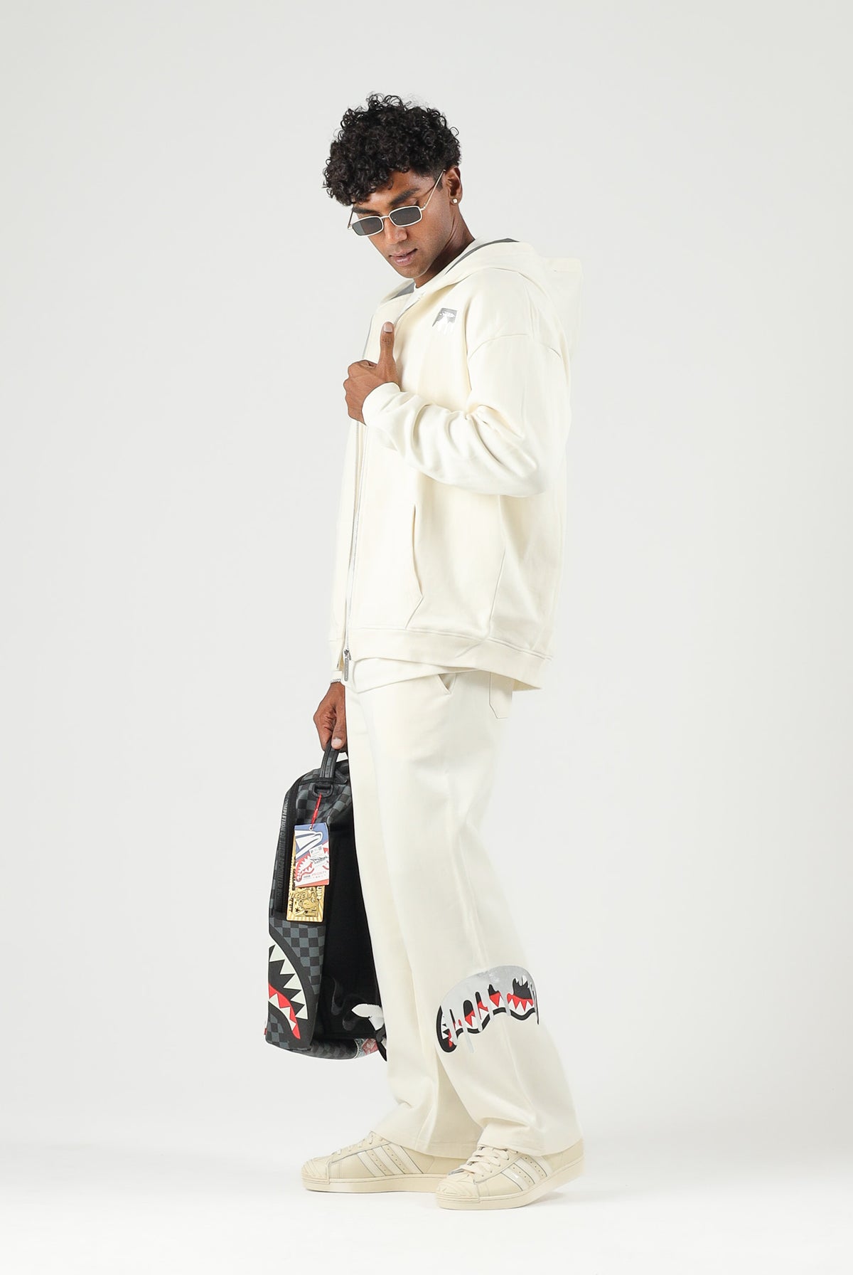 SPRAYGROUND Pantaloni panna per uomo e donna con comodo elastico in vita e dettagli grafici distintivi lungo la gamba. SP995GIVO . SPRAYGROUND
