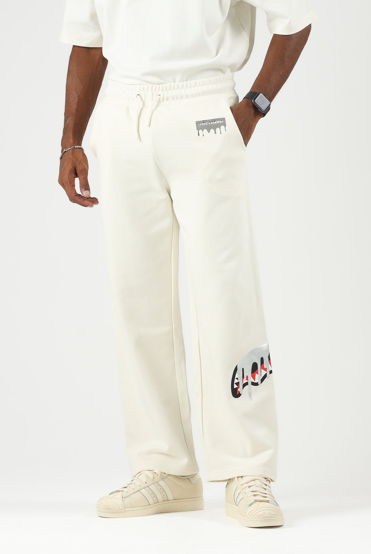 SPRAYGROUND Pantaloni panna per uomo e donna con comodo elastico in vita e dettagli grafici distintivi lungo la gamba. SP995GIVO . SPRAYGROUND