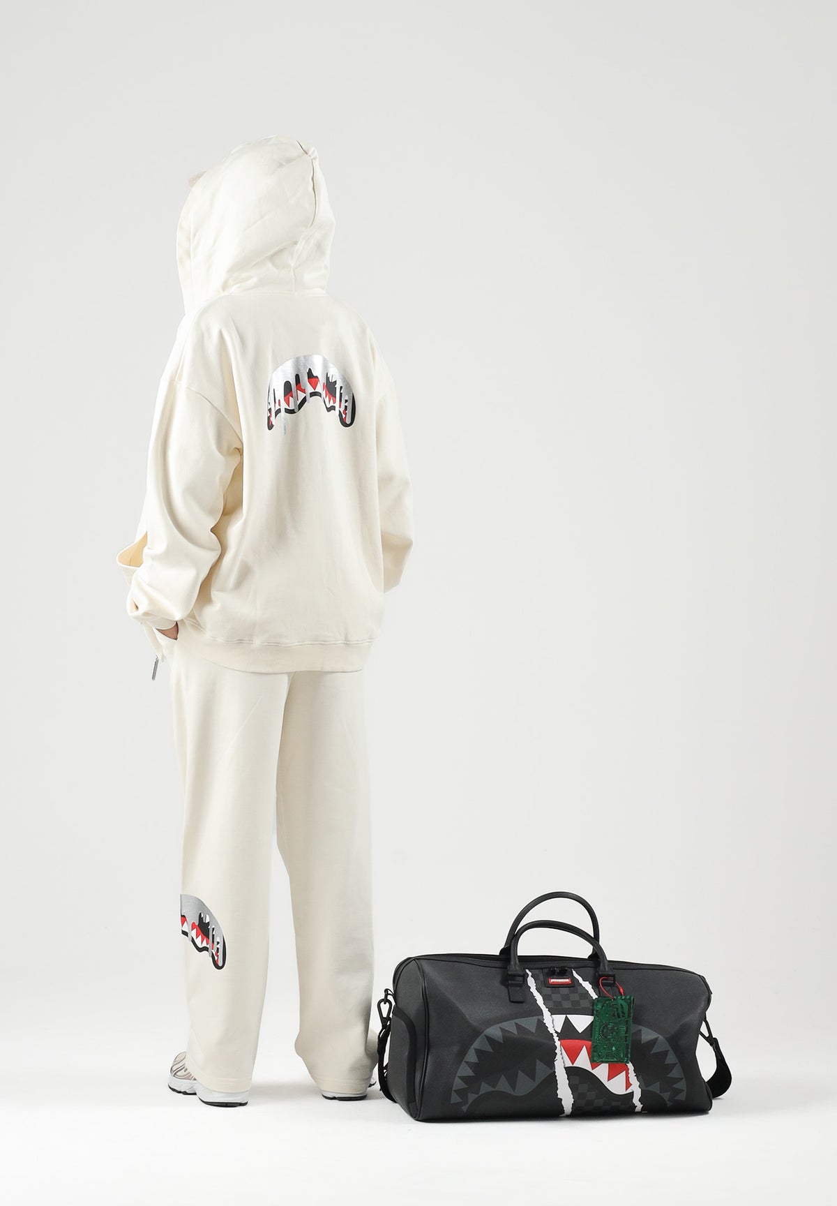 SPRAYGROUND Pantaloni panna per uomo e donna con comodo elastico in vita e dettagli grafici distintivi lungo la gamba. SP995GIVO . SPRAYGROUND
