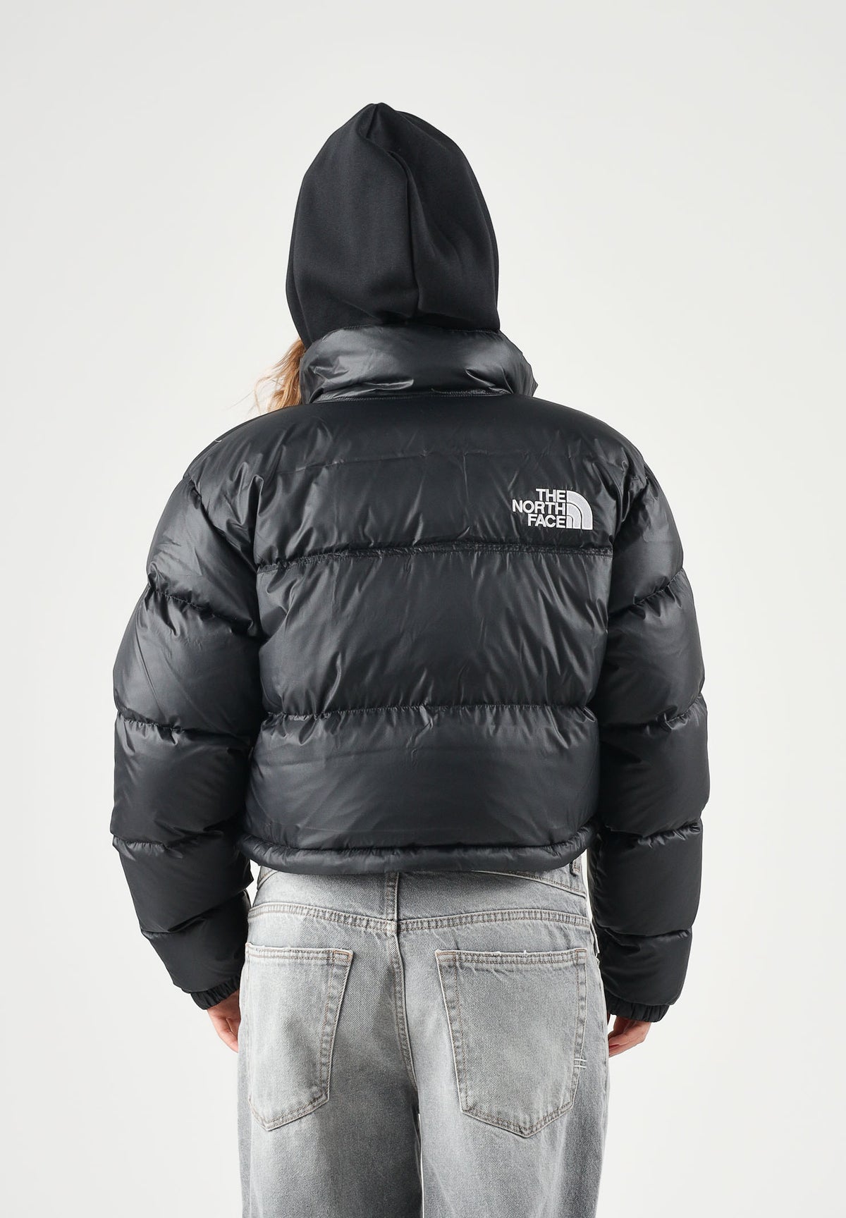 THE NORTH FACE Piumino corto NUPTSE SHORT JACKET nero da donna, in nylon lucido idrorepellente, imbottito in vera piuma d'oca, con collo alto e zip. NF0A5GGEGOG1 . THE NORTH FACE