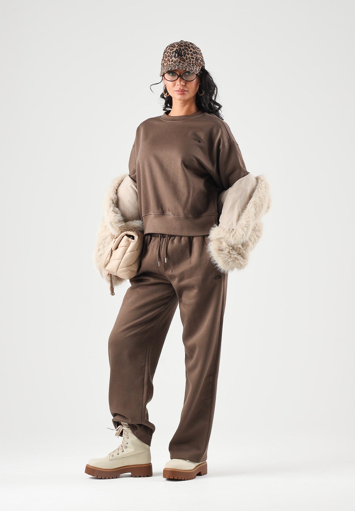 THE NORTH FACE Pantaloni SIMPLE DOME PANT marroni da donna con elastico in vita e polsini alle caviglie. NF0A8CWD1OI1 . THE NORTH FACE