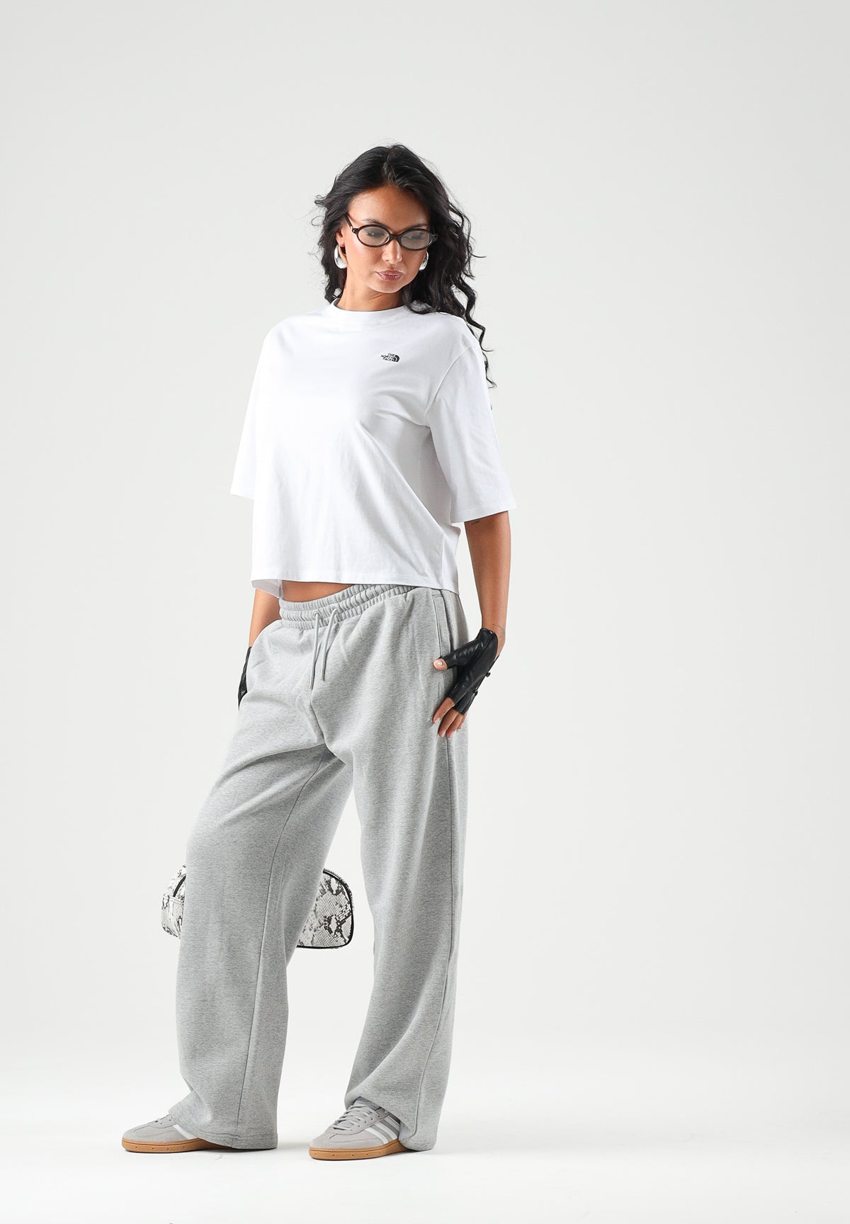 THE NORTH FACE Pantaloni SIMPLE DOME PANT grigio chiaro da donna con elastico in vita e polsini alle caviglie. NF0A8CWDCQO1 . THE NORTH FACE