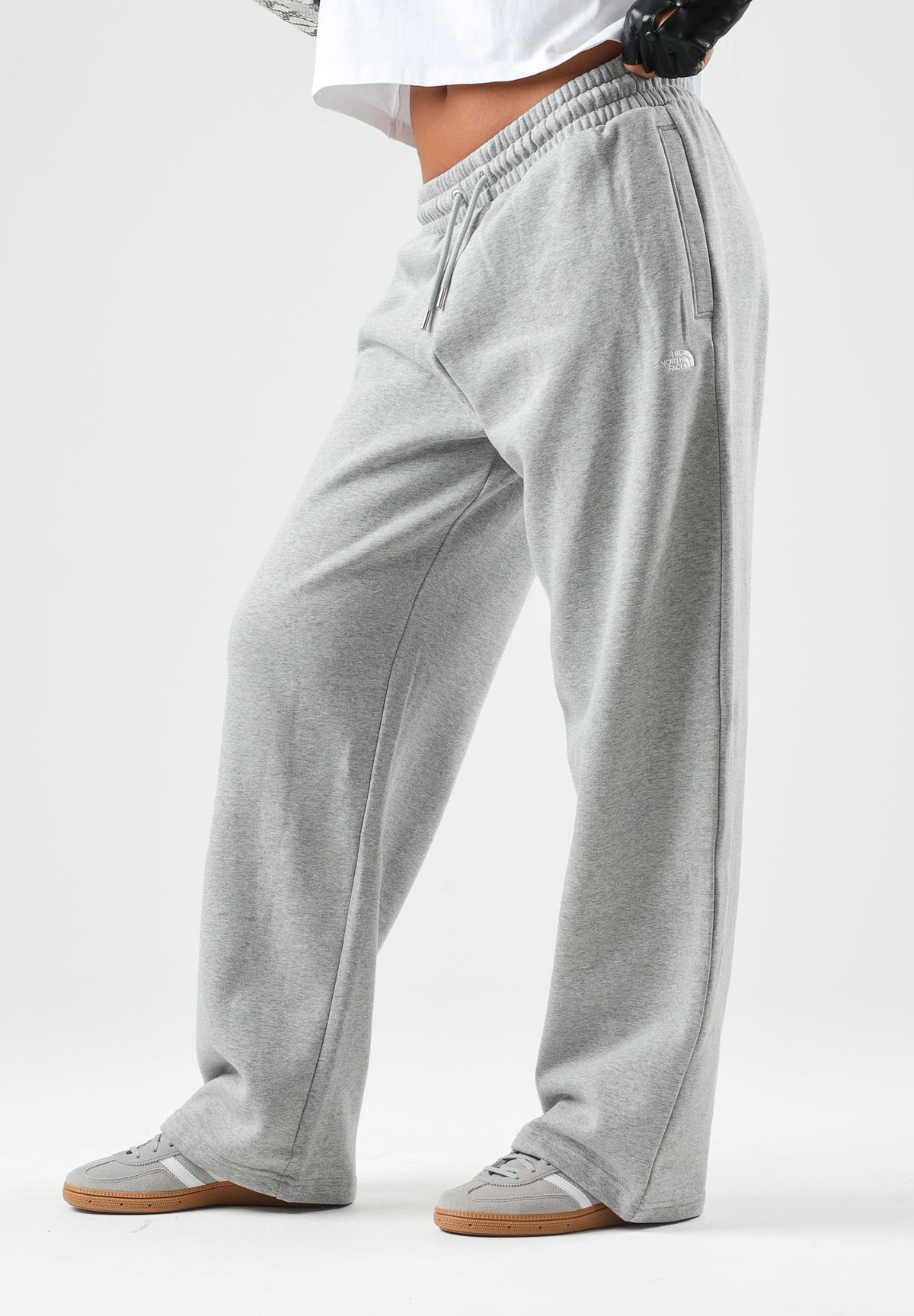 THE NORTH FACE Pantaloni SIMPLE DOME PANT grigio chiaro da donna con elastico in vita e polsini alle caviglie. NF0A8CWDCQO1 . THE NORTH FACE