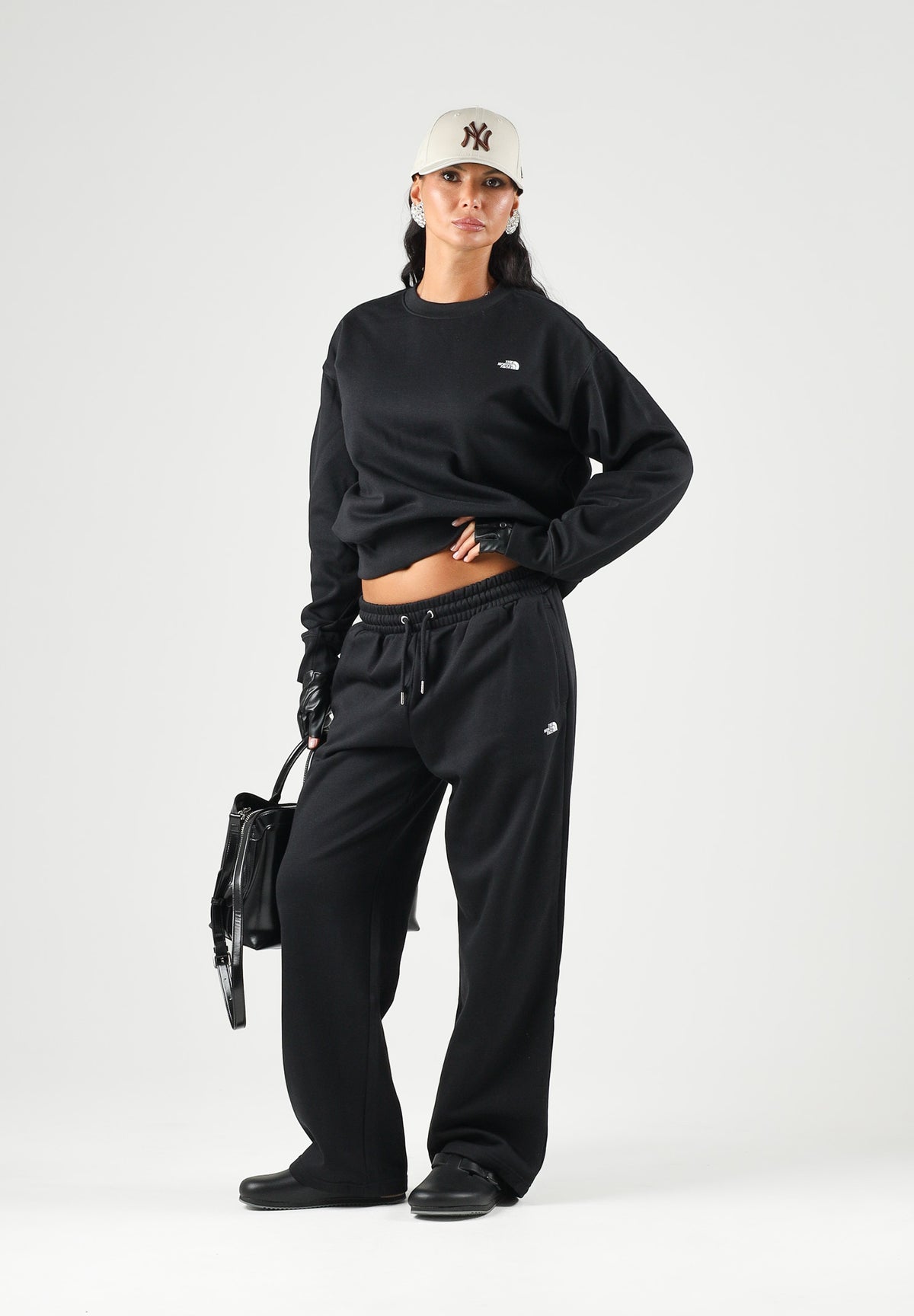 THE NORTH FACE Pantaloni TNF ESSENTIAL SIMPLE DOME neri per donna con vita elasticizzata NF0A8CWDJK31 . THE NORTH FACE