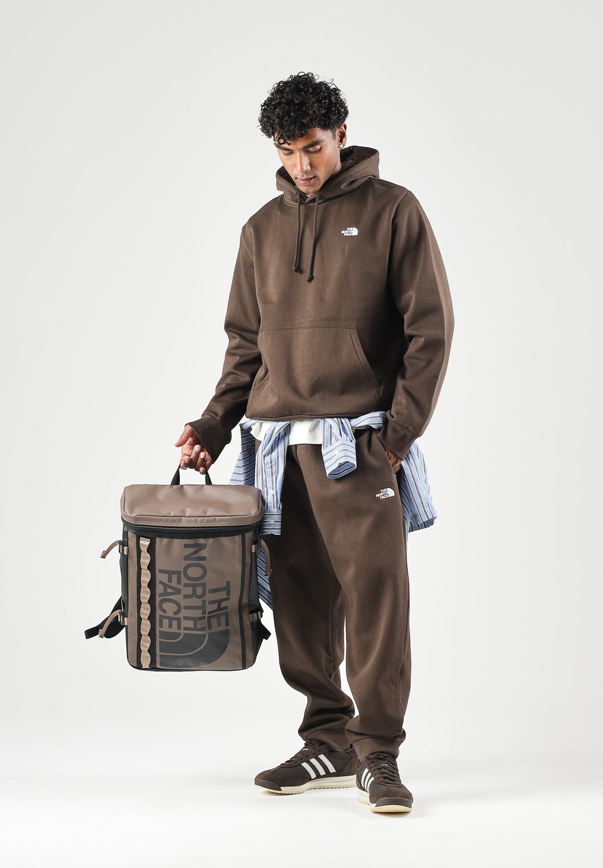 THE NORTH FACE Pantaloni sportivi SIMPLE DOME PANT marrone da uomo con elastico in vita e polsini alle caviglie. NF0A8CWYNMF1 . THE NORTH FACE