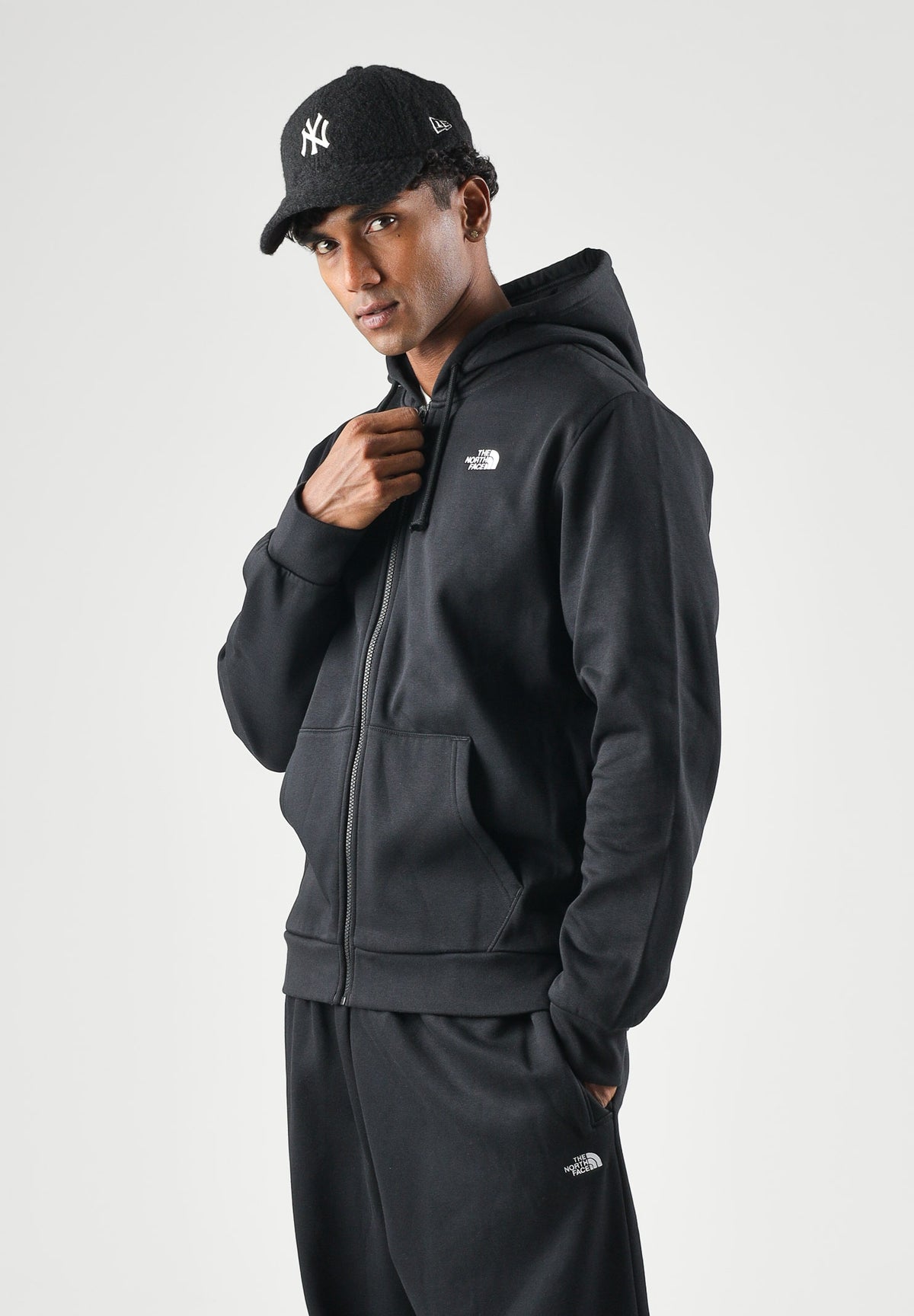 THE NORTH FACE Felpa con zip tnf black nera per uomo e donna con pratica con cappuccio e tasche laterali. NF0A8EU1JK31 . THE NORTH FACE