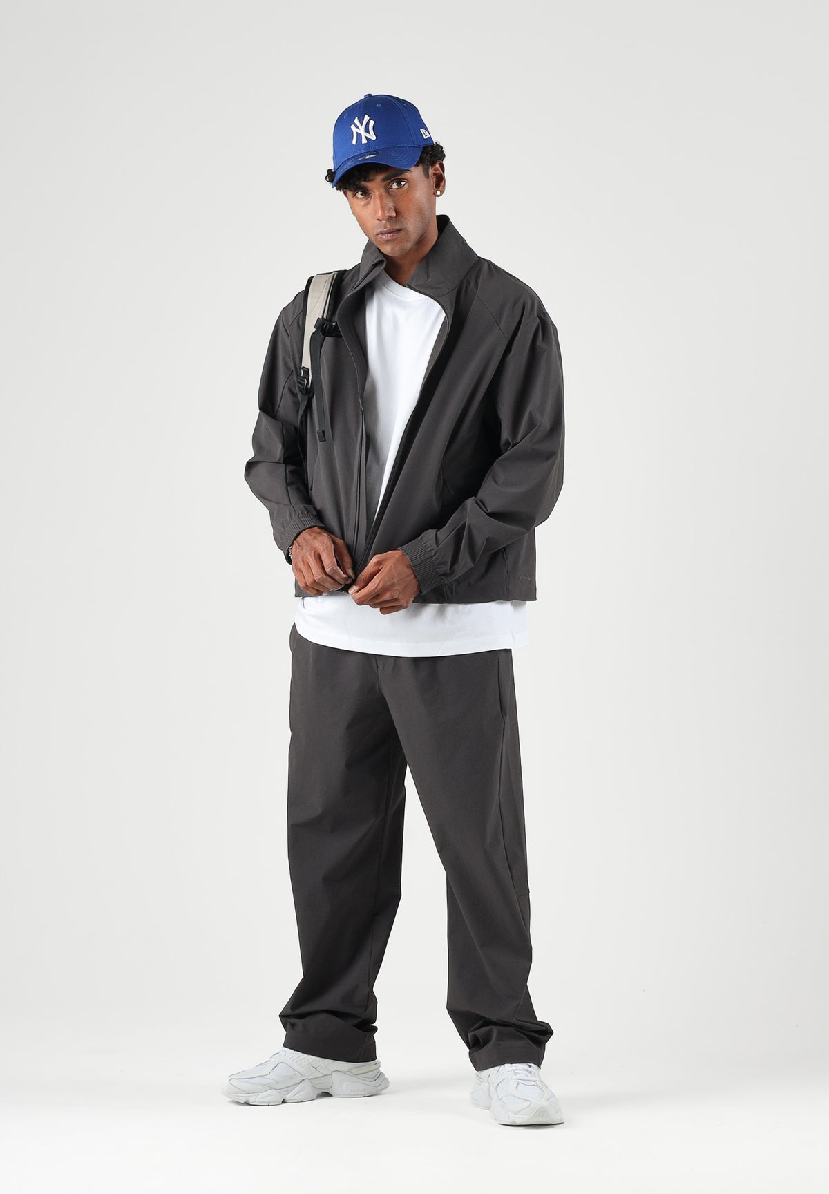 THE NORTH FACE Felpa con zip TNF TECH WOVEN Lead grigio antracite da uomo, in tessuto tecnico WindWall™, con collo alto e zip integrale. NF0A8H9KNO11 . THE NORTH FACE
