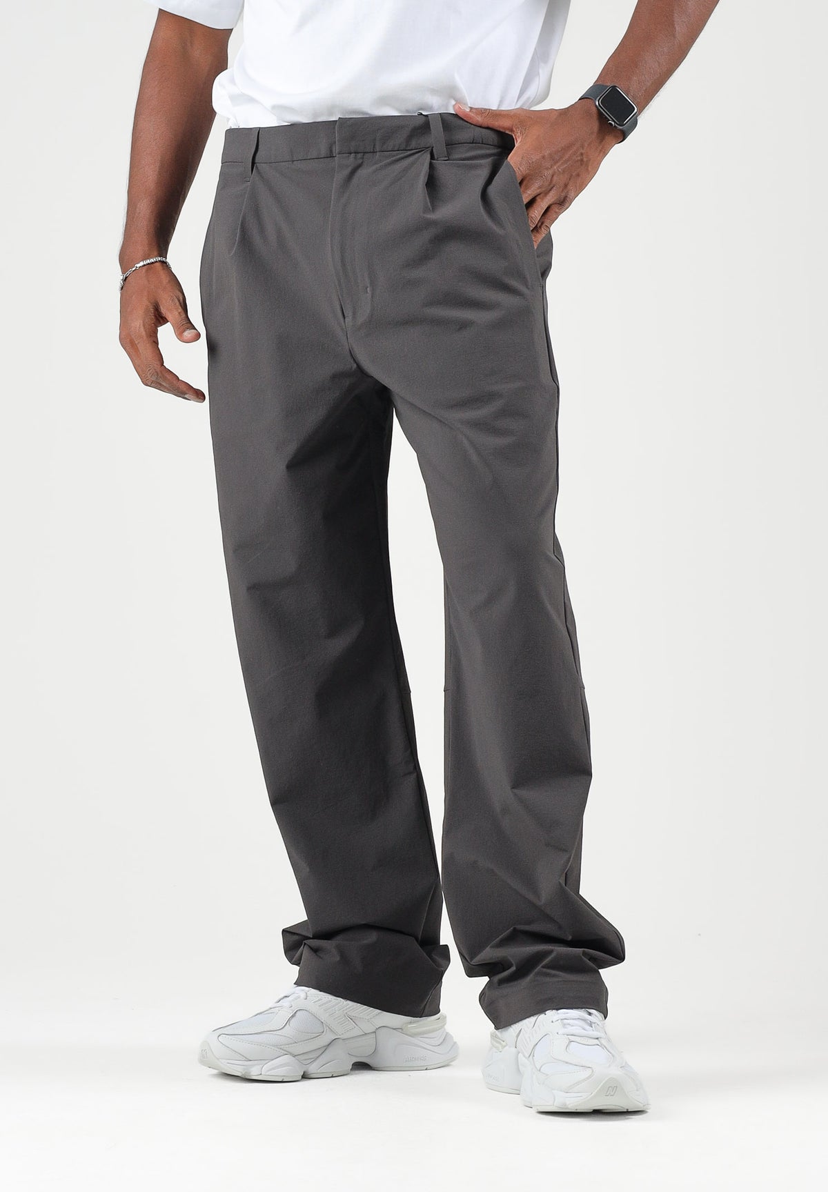 THE NORTH FACE Pantaloni TNF TECH WOVEN Lead grigio antracite da uomo, in tessuto WindWall™ antivento, con pinces e gamba dritta. NF0A8H9MNO11 . THE NORTH FACE