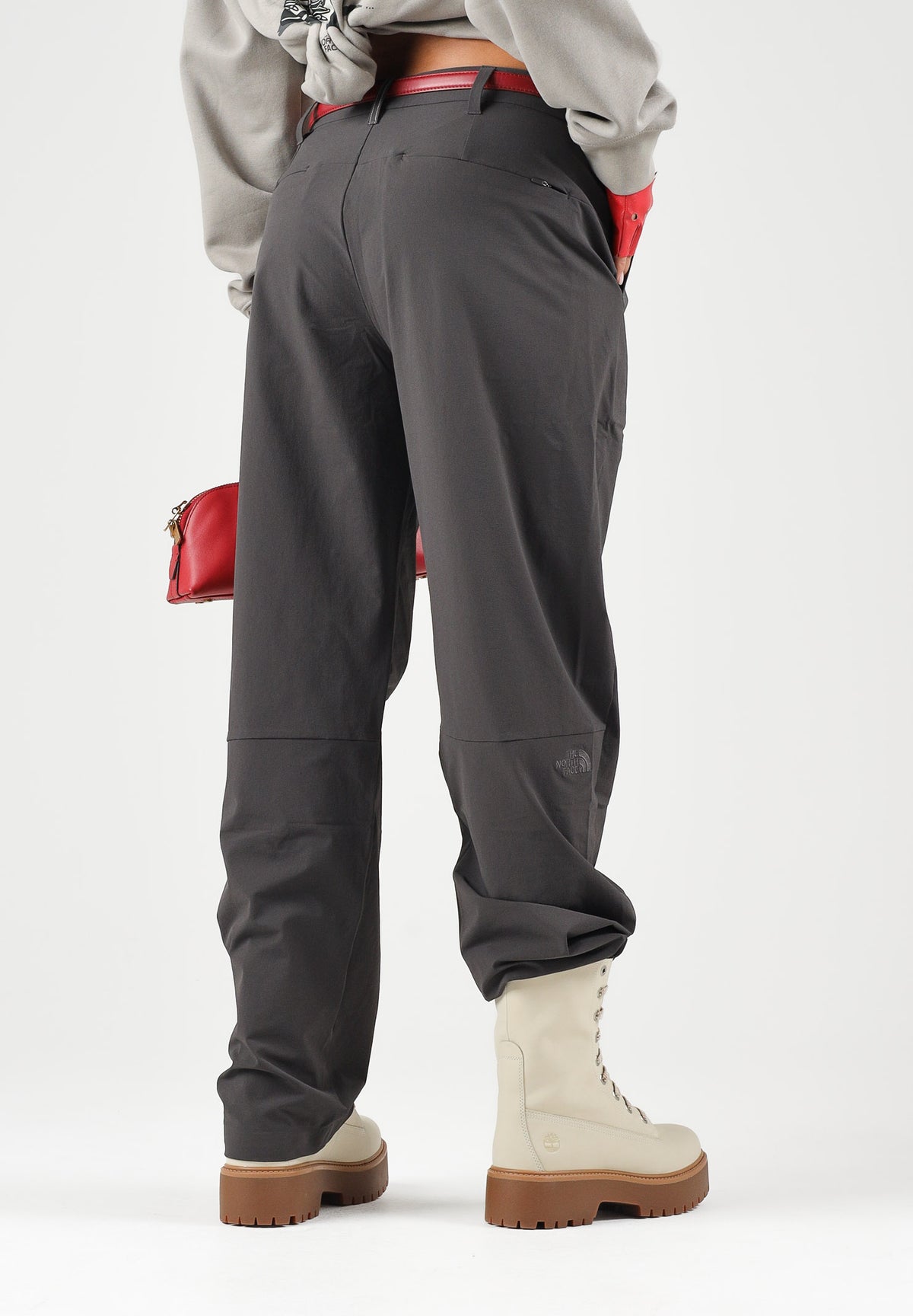 THE NORTH FACE Pantaloni TNF TECH WOVEN Lead grigio antracite da uomo, in tessuto WindWall™ antivento, con pinces e gamba dritta. NF0A8H9MNO11 . THE NORTH FACE