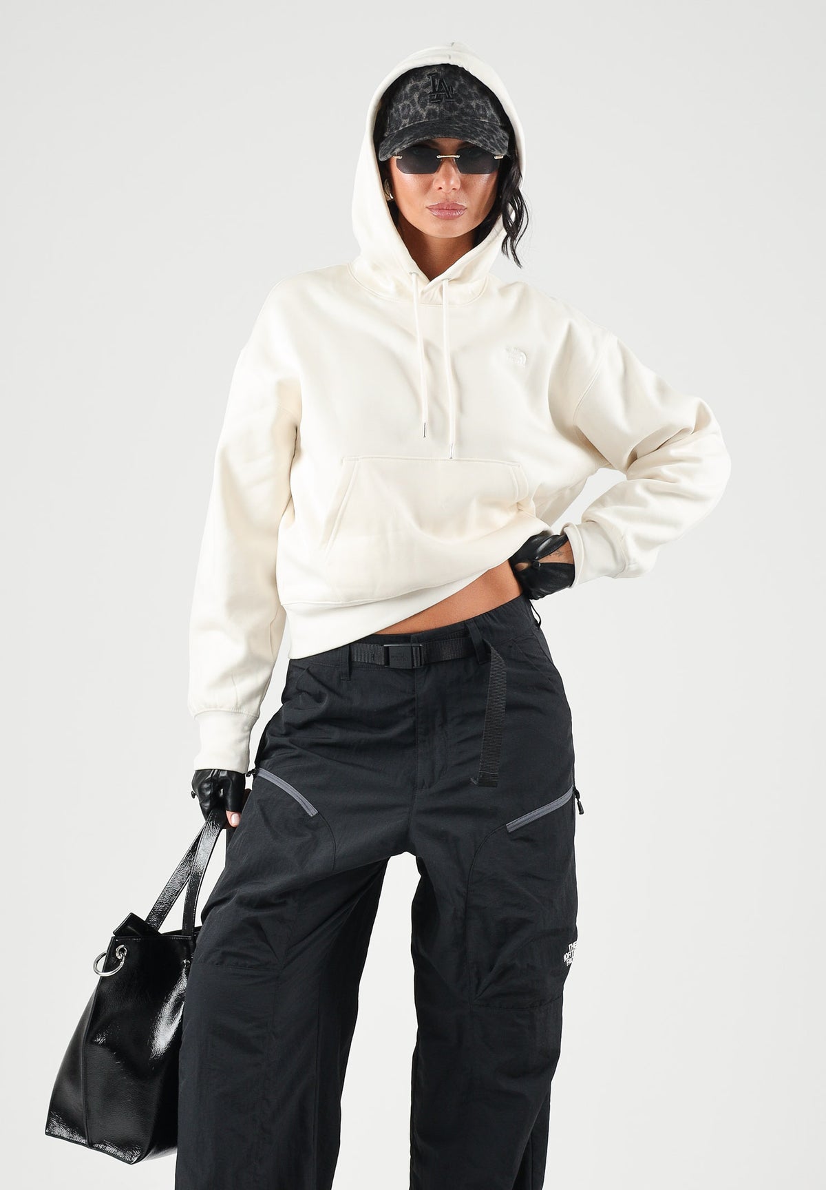 THE NORTH FACE Felpa con cappuccio SIMPLE DOME HOODIE bianco da donna con tasca a marsupio frontale. NF0A8HBX3IE1 . THE NORTH FACE