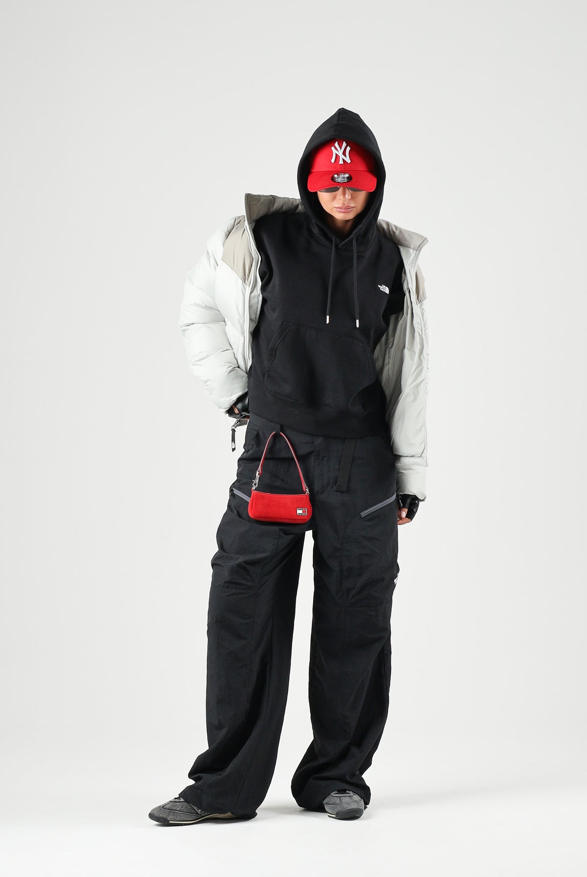 THE NORTH FACE Felpa con cappuccio SIMPLE DOME HOODIE nero da donna con tasca a marsupio frontale. NF0A8HBXJK31 . THE NORTH FACE