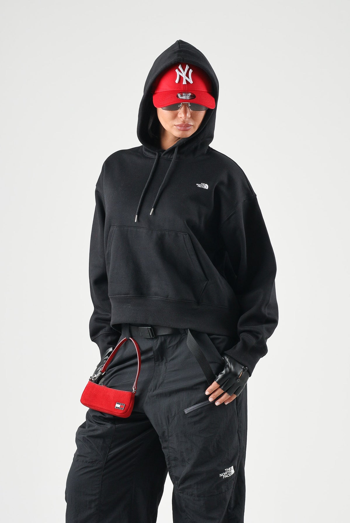 THE NORTH FACE Felpa con cappuccio SIMPLE DOME HOODIE nero da donna con tasca a marsupio frontale. NF0A8HBXJK31 . THE NORTH FACE