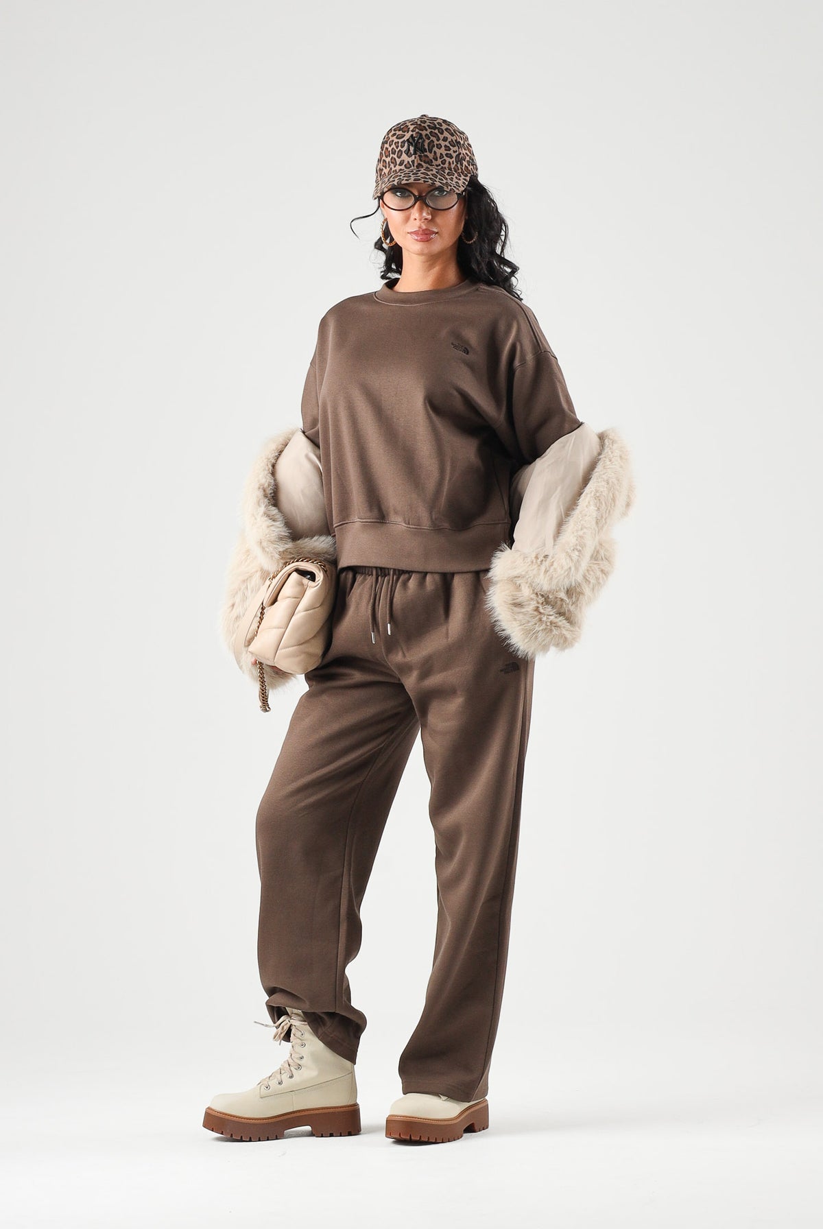 THE NORTH FACE Felpa girocollo SIMPLE DOME CREW marrone da donna con logo sul petto. NF0A8HBY1OI1 . THE NORTH FACE