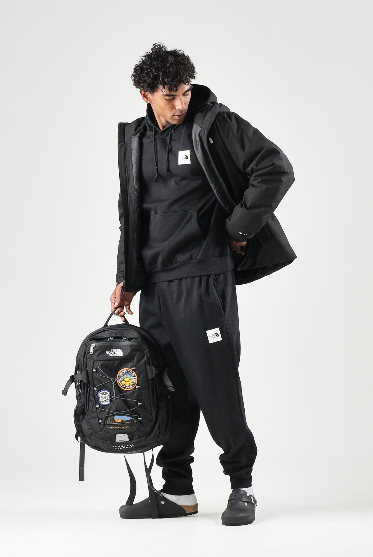 THE NORTH FACE Felpa con cappuccio tnf black nera per uomo con tasca a marsupio e patch logo sul petto NF0A8JAXJK31 . THE NORTH FACE