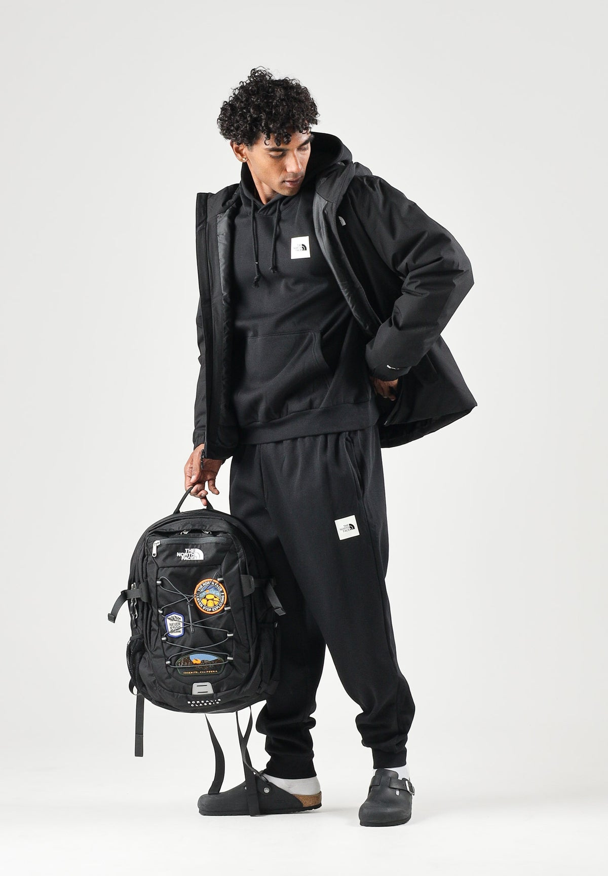 THE NORTH FACE Felpa con cappuccio tnf black nera per uomo con tasca a marsupio e patch logo sul petto NF0A8JAXJK31 . THE NORTH FACE