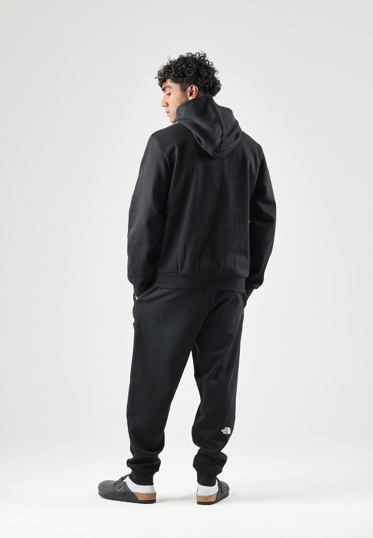 THE NORTH FACE Felpa con cappuccio tnf black nera per uomo con tasca a marsupio e patch logo sul petto NF0A8JAXJK31 . THE NORTH FACE