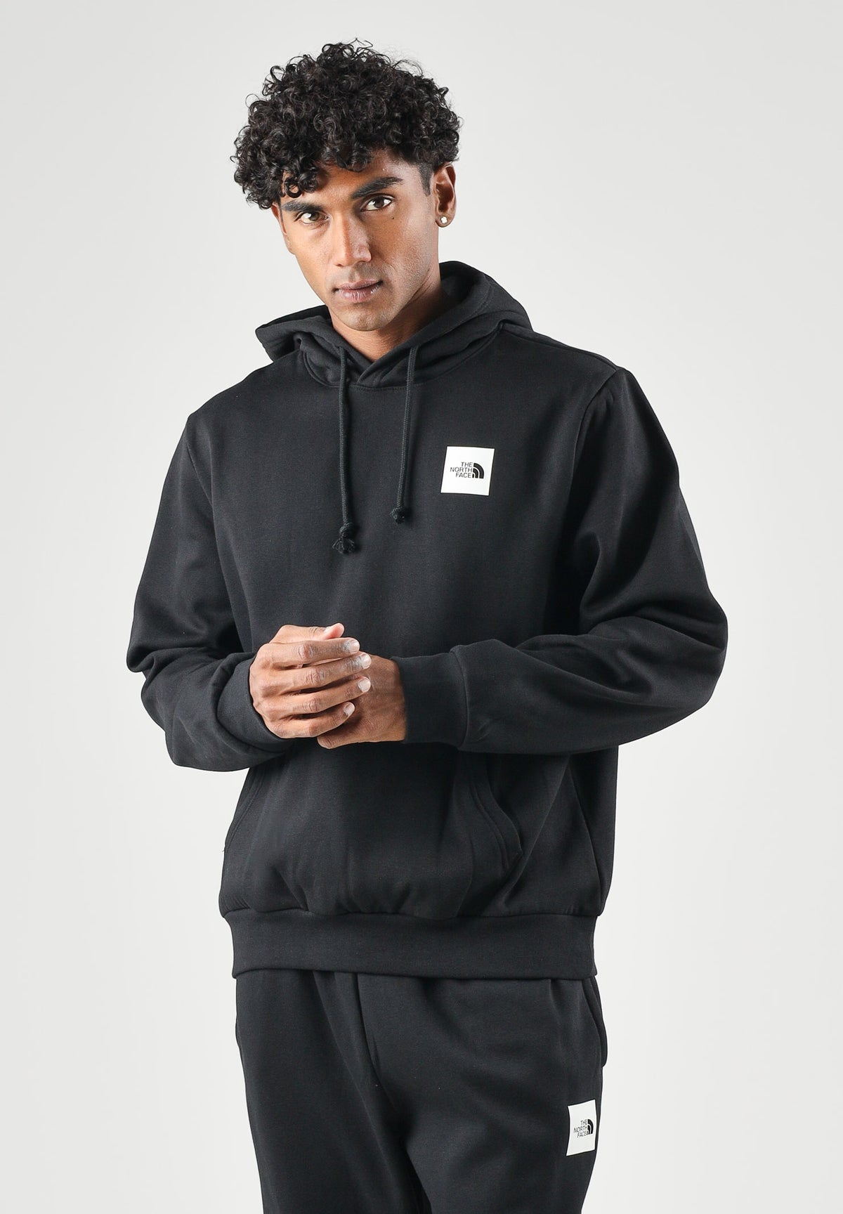 THE NORTH FACE Felpa con cappuccio tnf black nera per uomo con tasca a marsupio e patch logo sul petto NF0A8JAXJK31 . THE NORTH FACE