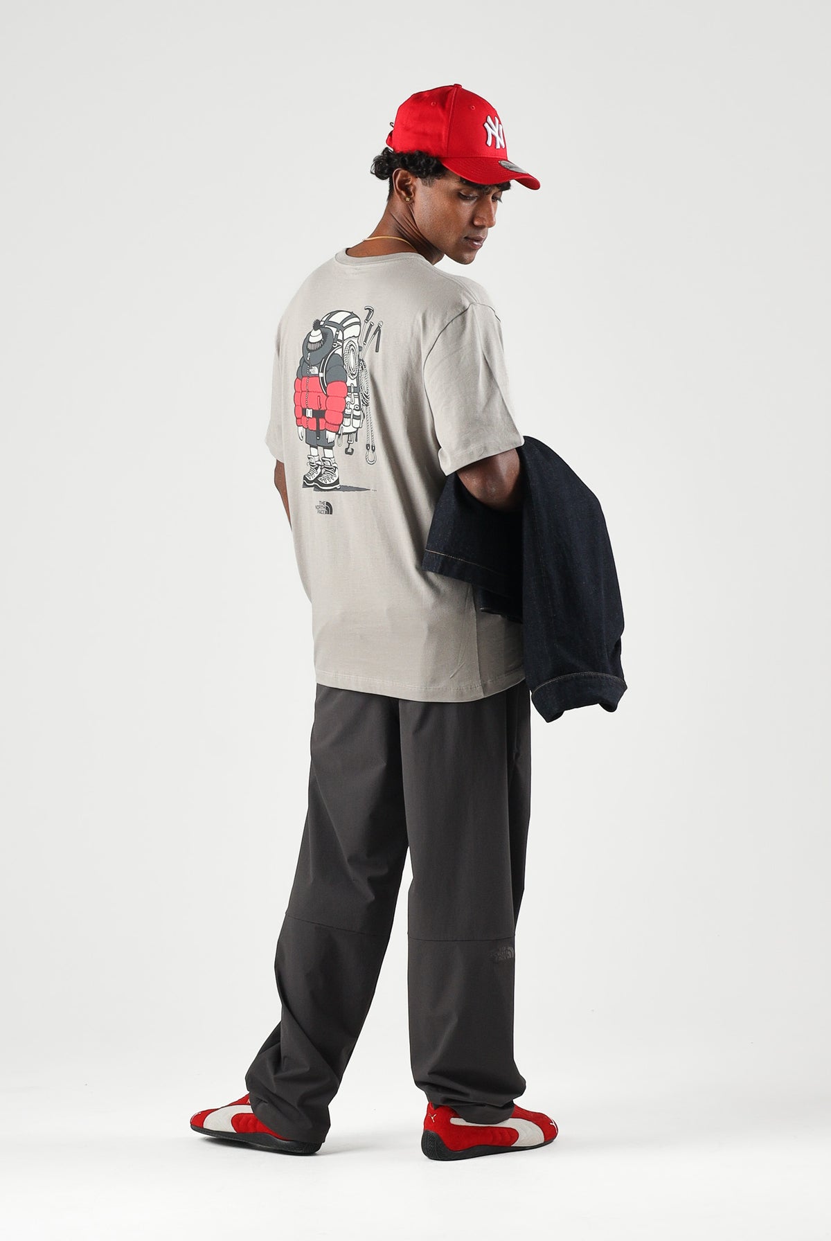 THE NORTH FACE T-shirt mania corta stone slab-sabbia per uomo e donna con piccolo logo grafico applicato. NF0A8JB42MB1 . THE NORTH FACE