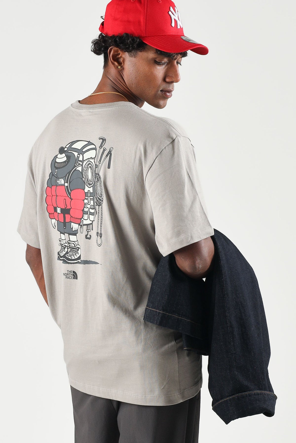 THE NORTH FACE T-shirt mania corta stone slab-sabbia per uomo e donna con piccolo logo grafico applicato. NF0A8JB42MB1 . THE NORTH FACE