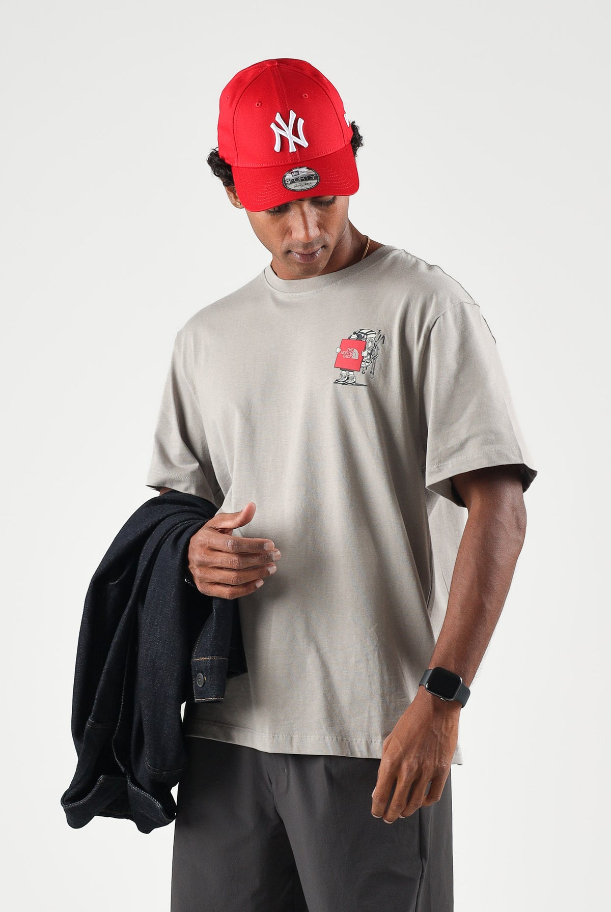 THE NORTH FACE T-shirt mania corta stone slab-sabbia per uomo e donna con piccolo logo grafico applicato. NF0A8JB42MB1 . THE NORTH FACE