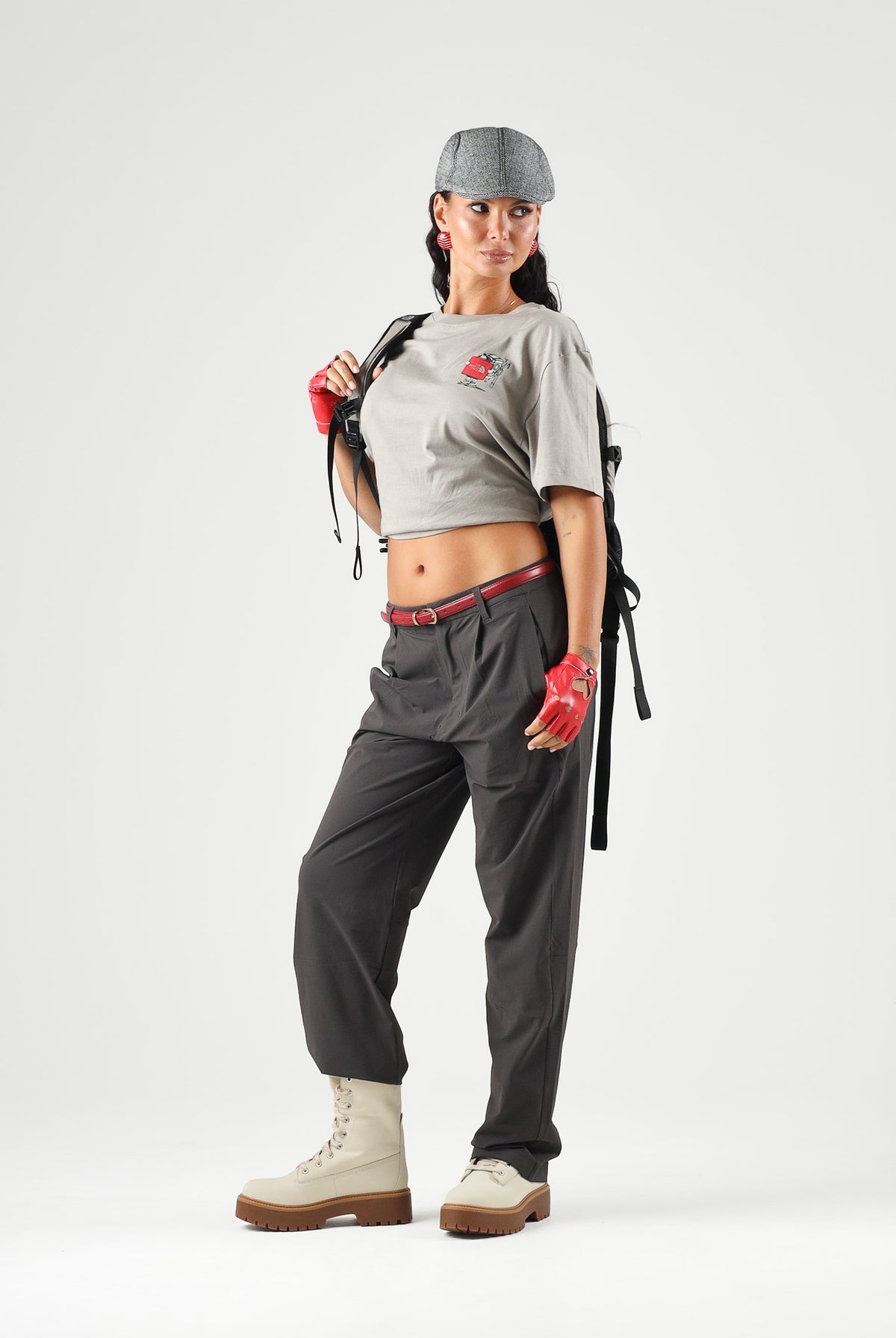 THE NORTH FACE T-shirt mania corta stone slab-sabbia per uomo e donna con piccolo logo grafico applicato. NF0A8JB42MB1 . THE NORTH FACE