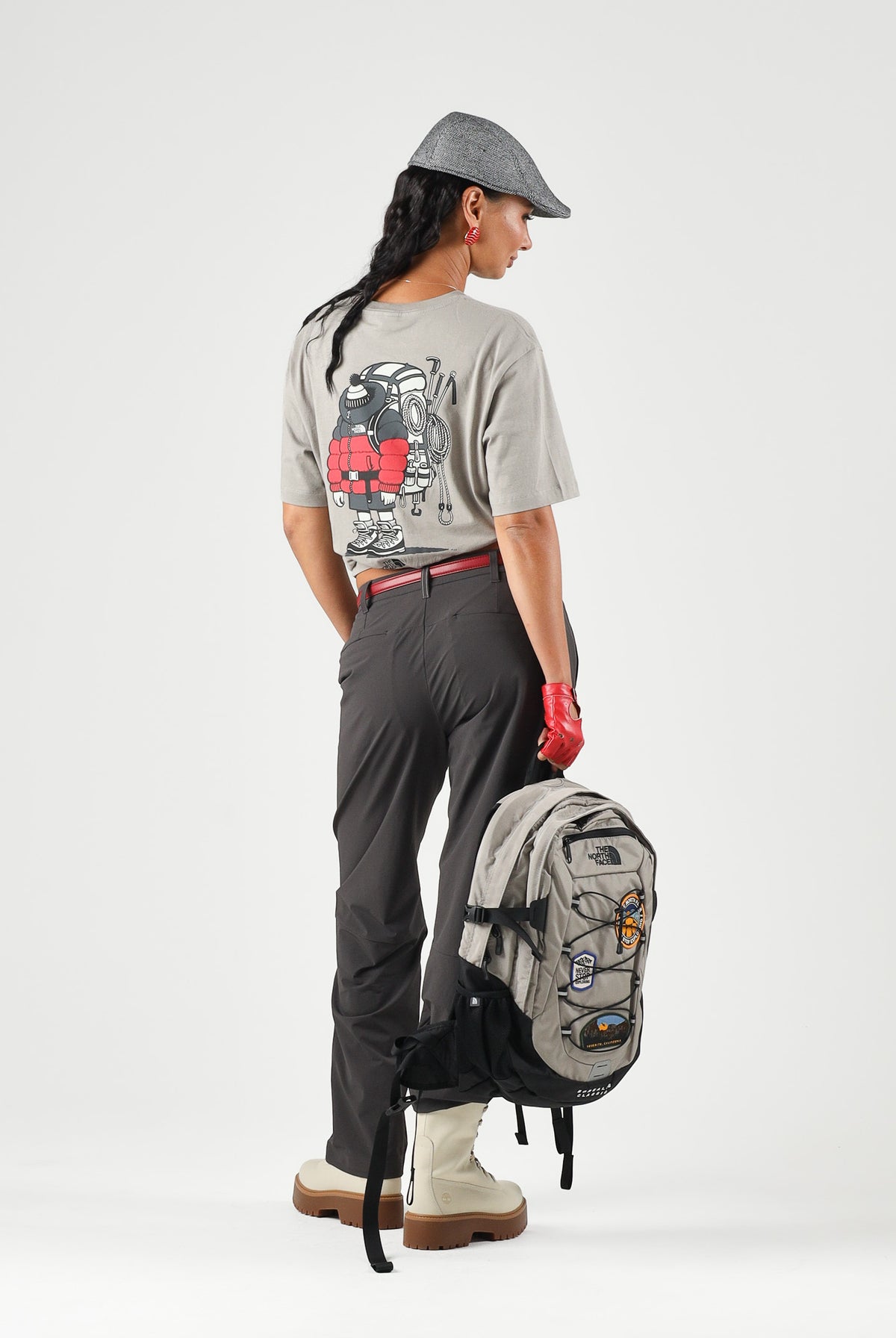 THE NORTH FACE T-shirt mania corta stone slab-sabbia per uomo e donna con piccolo logo grafico applicato. NF0A8JB42MB1 . THE NORTH FACE