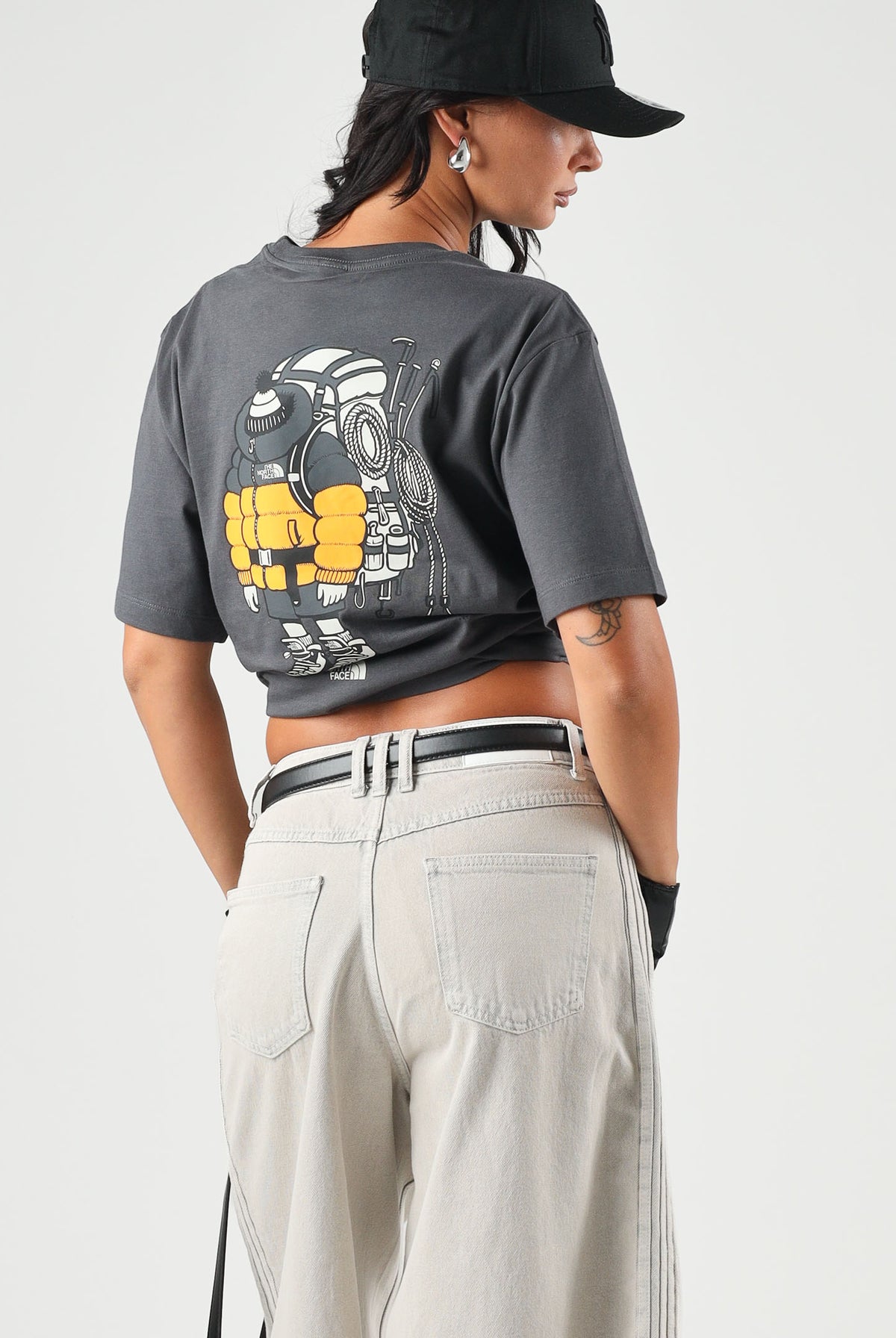 THE NORTH FACE T-shirt manica corta GEAR UP GET OUT GRAPHIC grigia scuro per uomo e donna con grafica serigrafata NF0A8JB4RHI1 . THE NORTH FACE