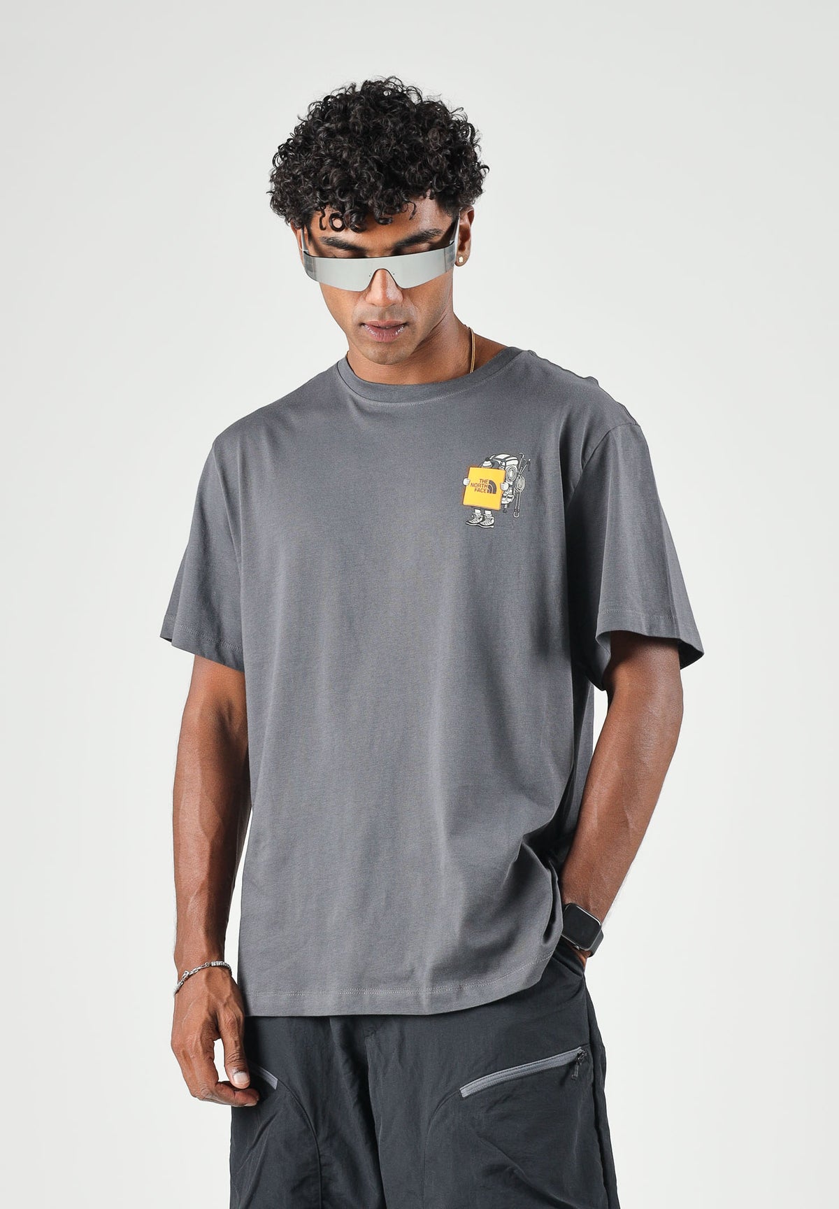 THE NORTH FACE T-shirt manica corta GEAR UP GET OUT GRAPHIC grigia scuro per uomo e donna con grafica serigrafata NF0A8JB4RHI1 . THE NORTH FACE