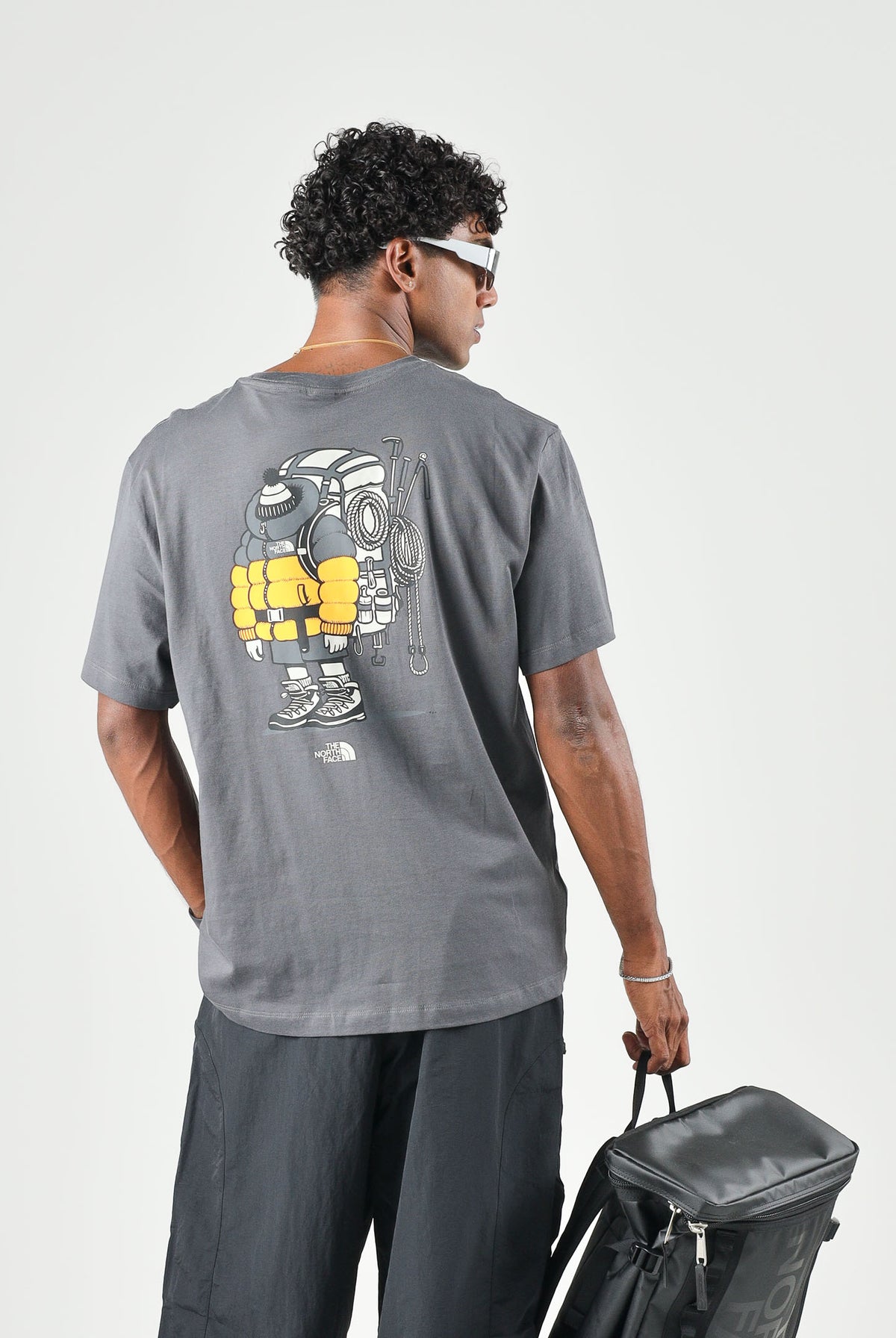 THE NORTH FACE T-shirt manica corta GEAR UP GET OUT GRAPHIC grigia scuro per uomo e donna con grafica serigrafata NF0A8JB4RHI1 . THE NORTH FACE